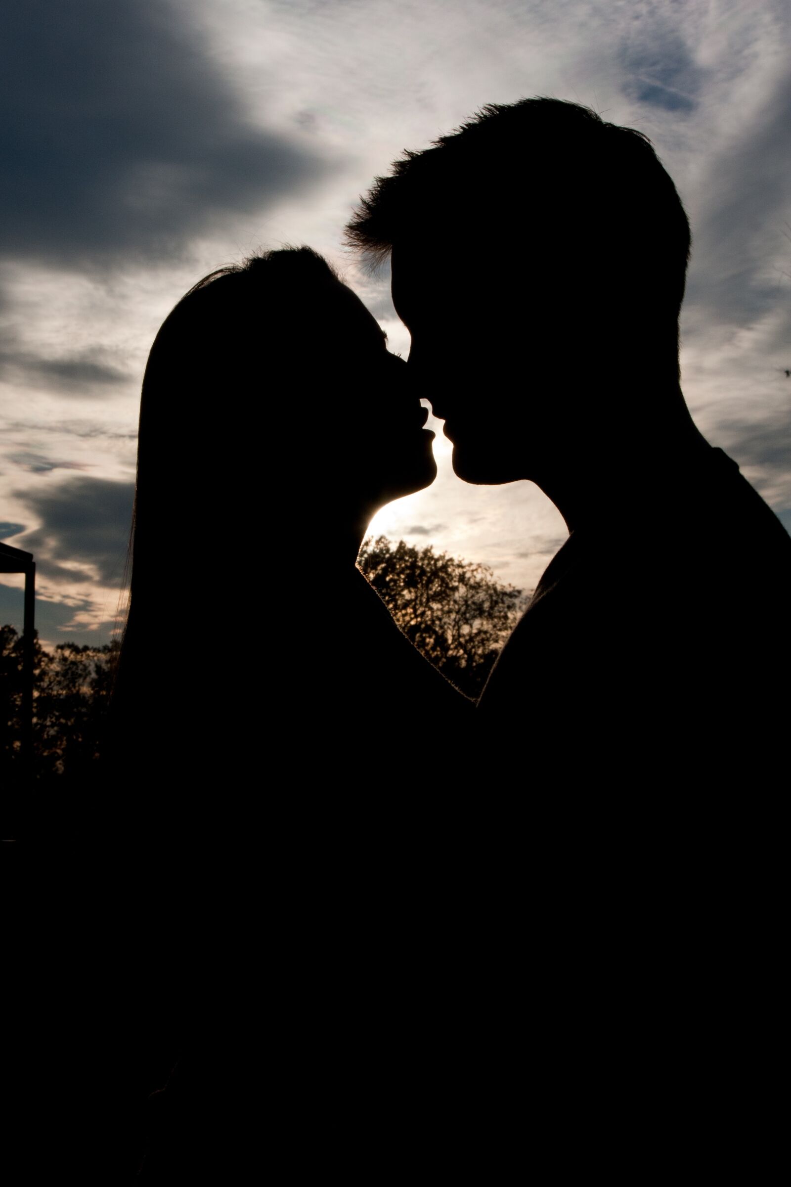 Canon EOS 40D + Canon EF-S 18-200mm F3.5-5.6 IS sample photo. Lovers, silhouette, romance photography