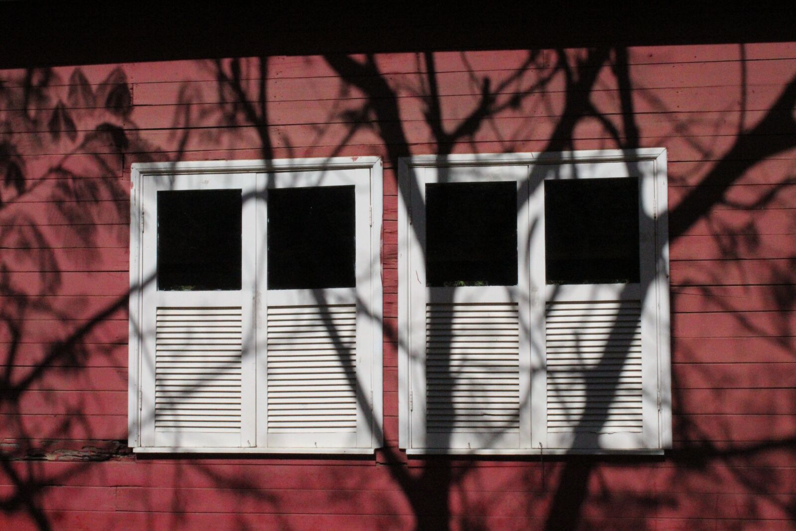 Canon EOS 1300D (EOS Rebel T6 / EOS Kiss X80) sample photo. Window, red, house photography