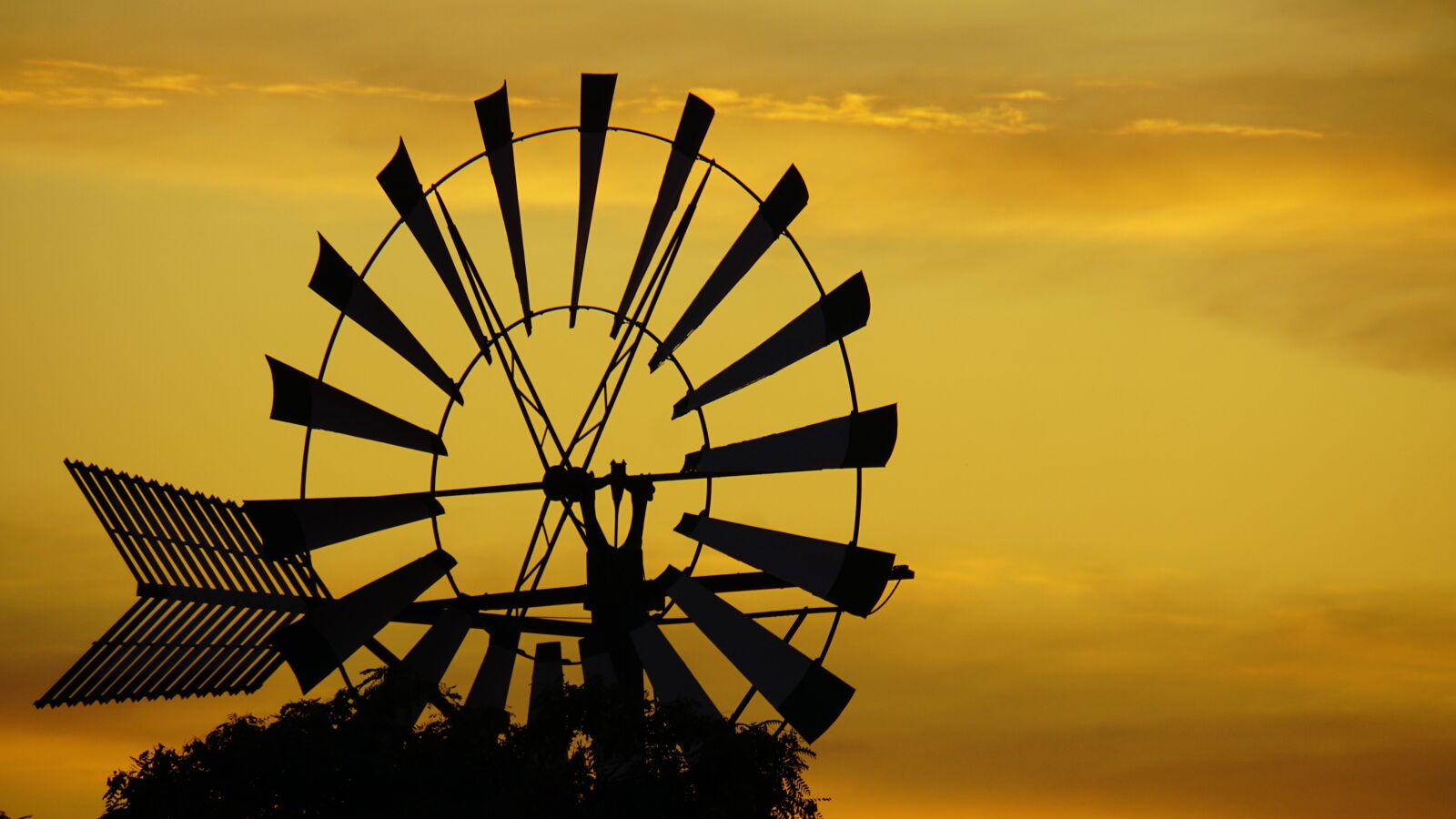 Sony E 18-200mm F3.5-6.3 OSS LE sample photo. Windmill, palma de mallorca photography