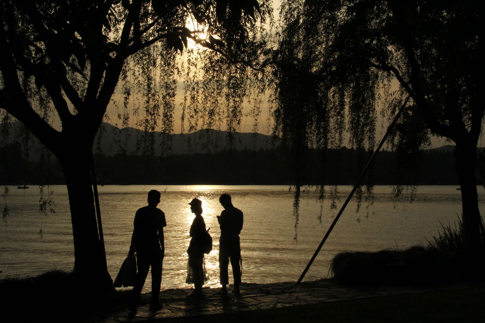 Canon EOS 60D + Canon EF-S 18-135mm F3.5-5.6 IS sample photo. West lake, pedestrian, sunset photography