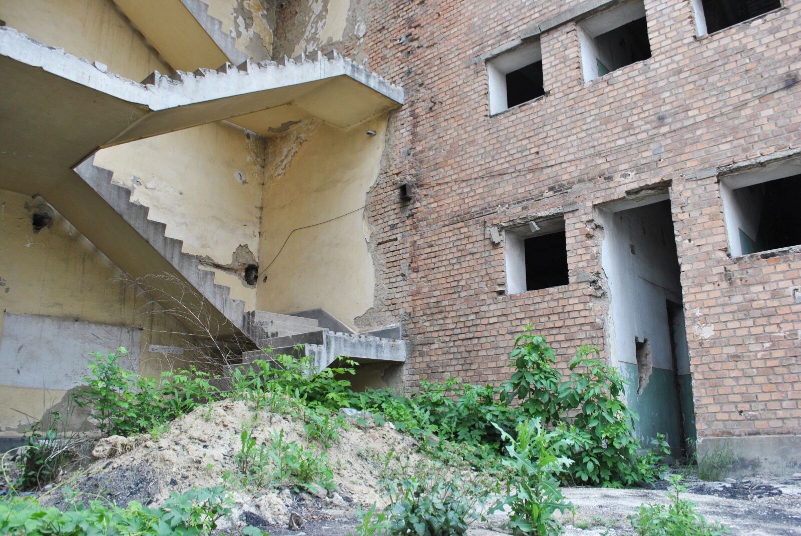 Nikon D3000 sample photo. Building, urbex, fracture photography