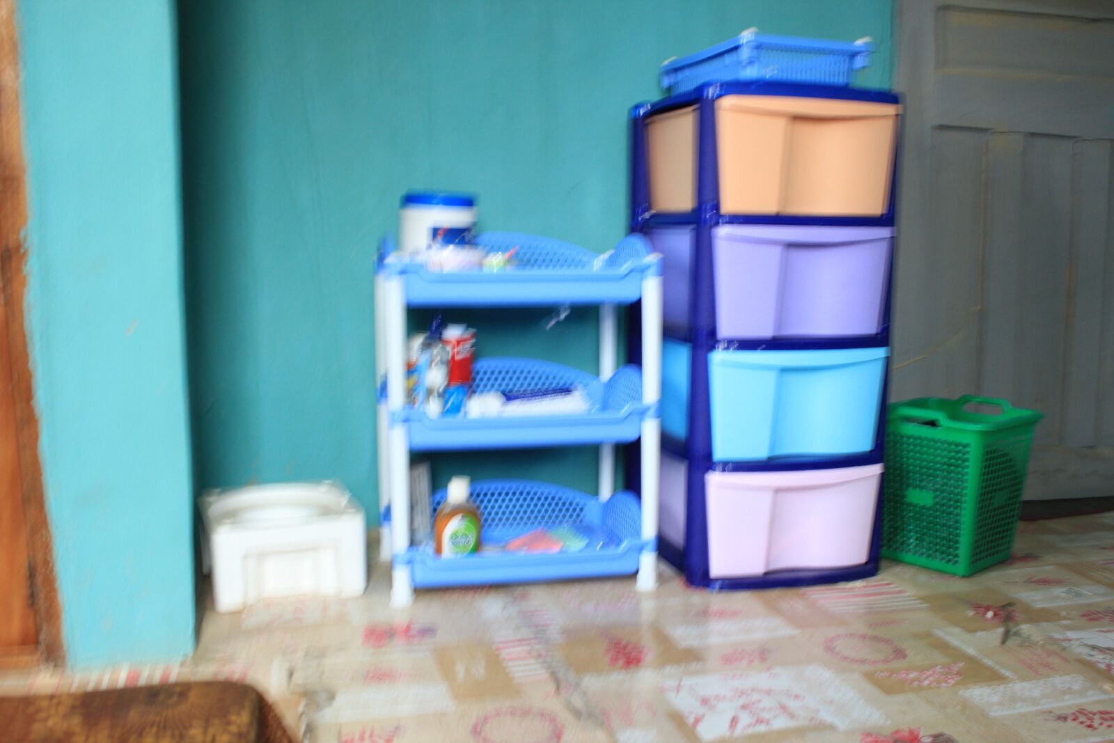 Canon EOS 600D (Rebel EOS T3i / EOS Kiss X5) sample photo. Baby, wardrobe, room photography