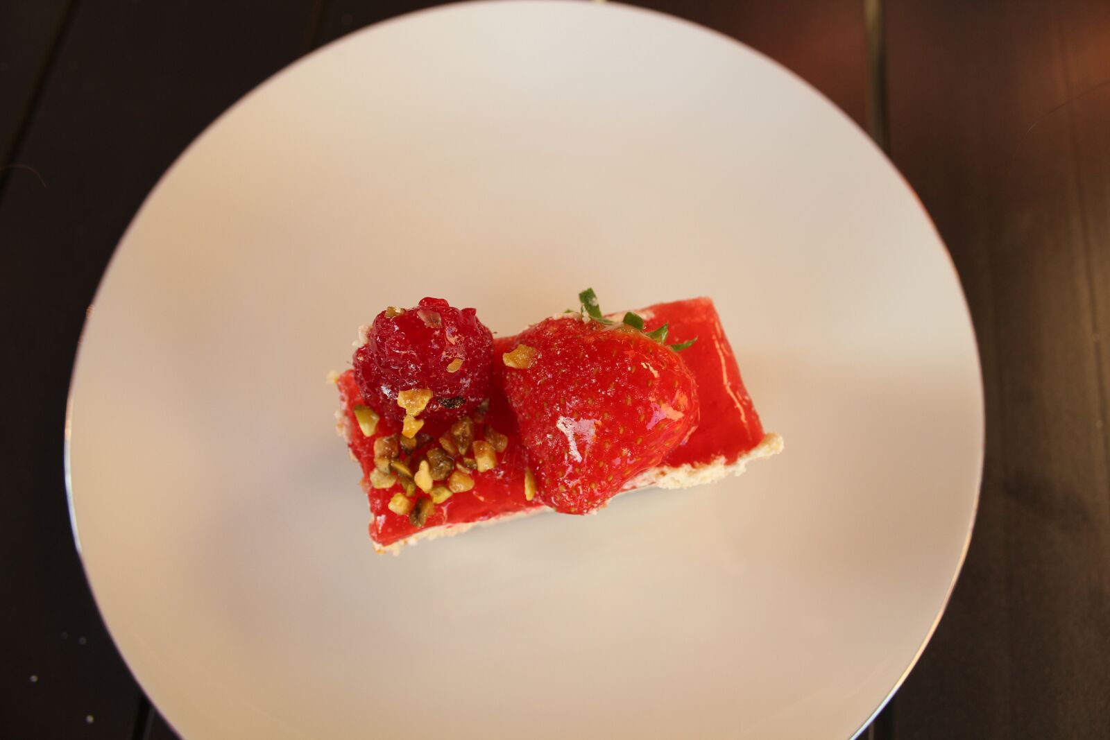 Canon EOS 550D (EOS Rebel T2i / EOS Kiss X4) sample photo. Food, plate, pastry photography