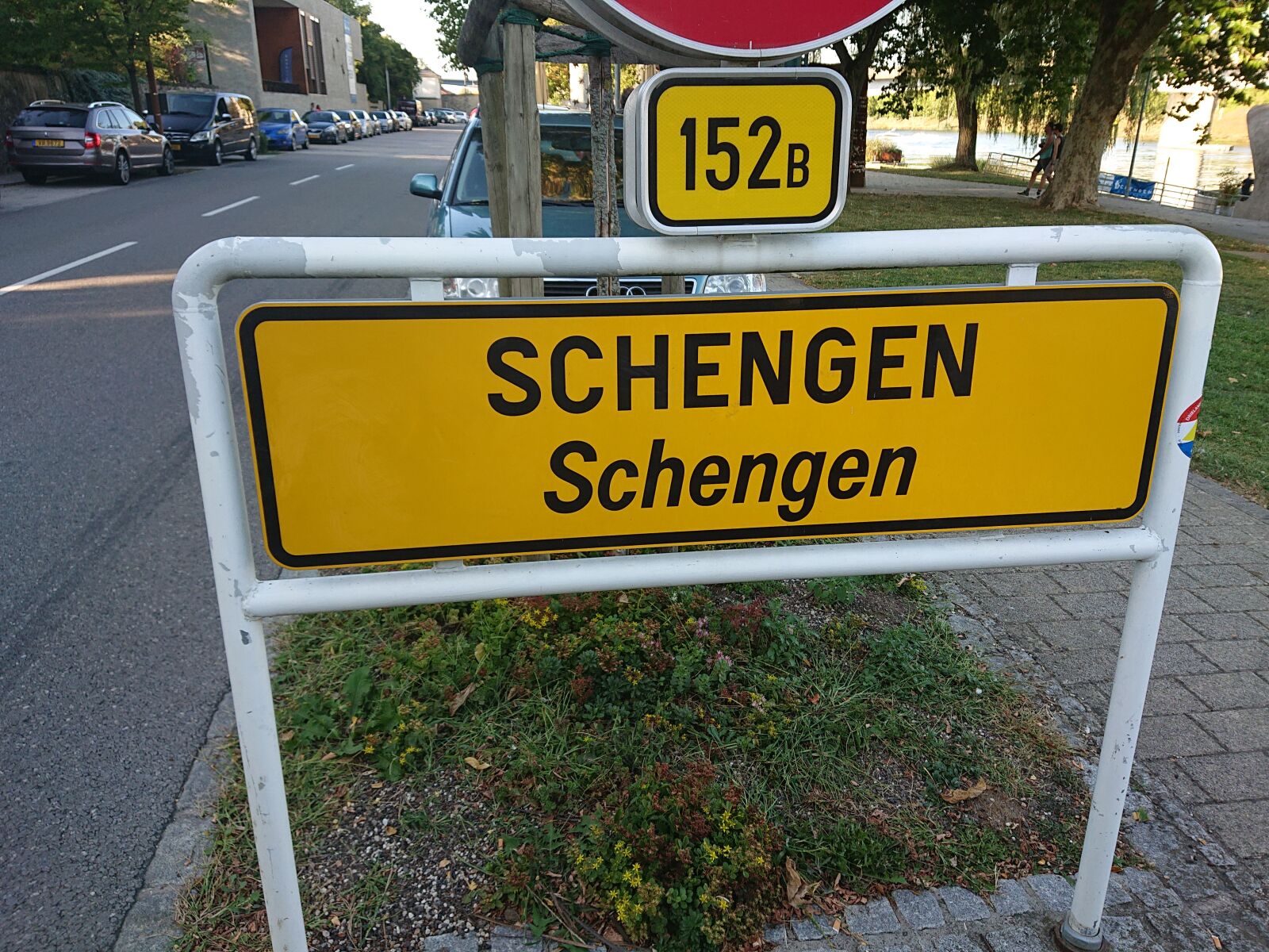 Sony Xperia XZ2 Compact sample photo. Schengen, traffic sign, luxembourg photography