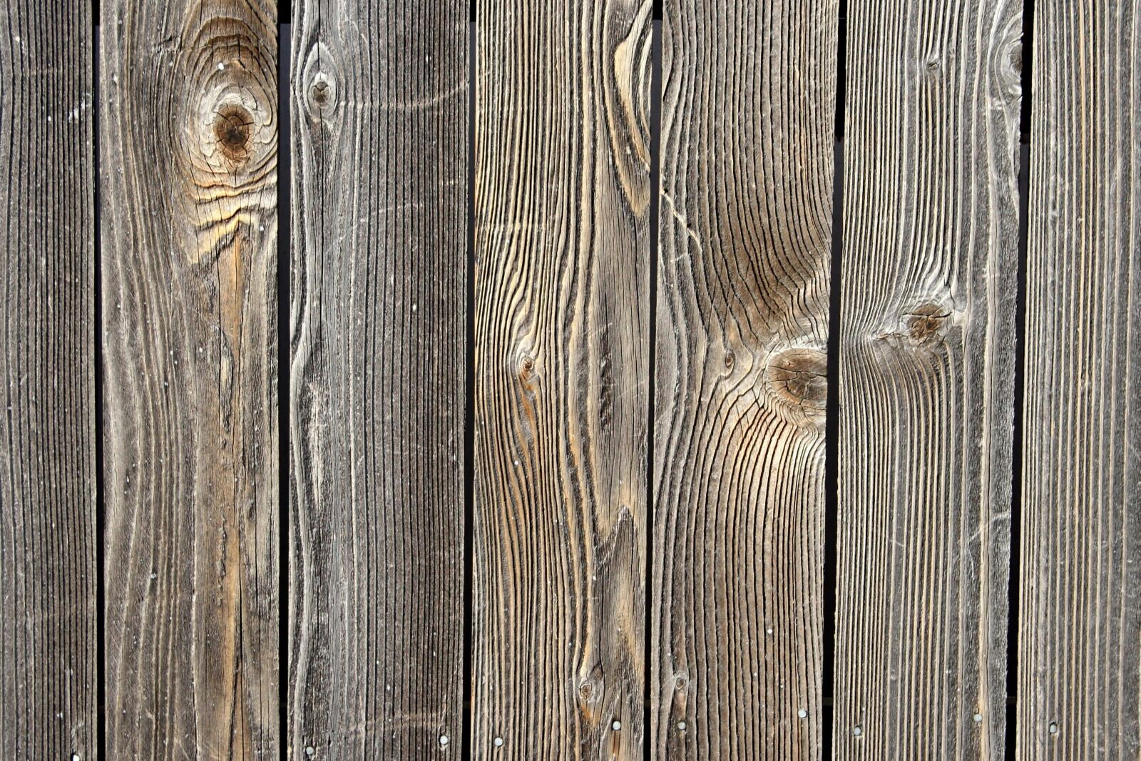 f/3.5-5.6 IS sample photo. Wold wooden planks, wooden photography