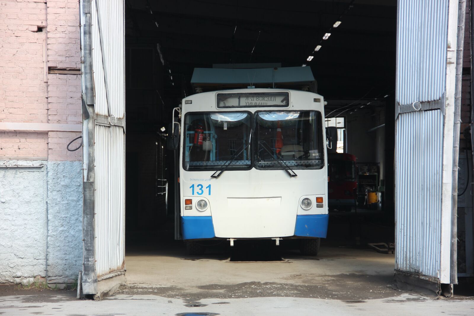 Canon EOS 600D (Rebel EOS T3i / EOS Kiss X5) sample photo. Trolley bus, driver, route photography