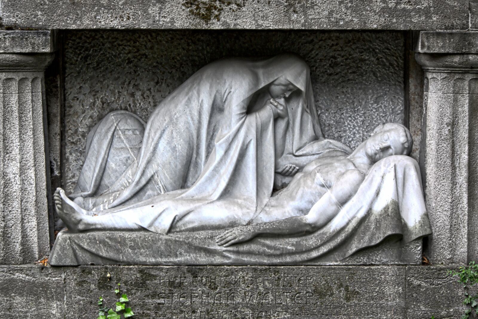 Canon EOS 450D (EOS Rebel XSi / EOS Kiss X2) sample photo. Age-twelve-apostles-church yard, cemetery, berlin photography