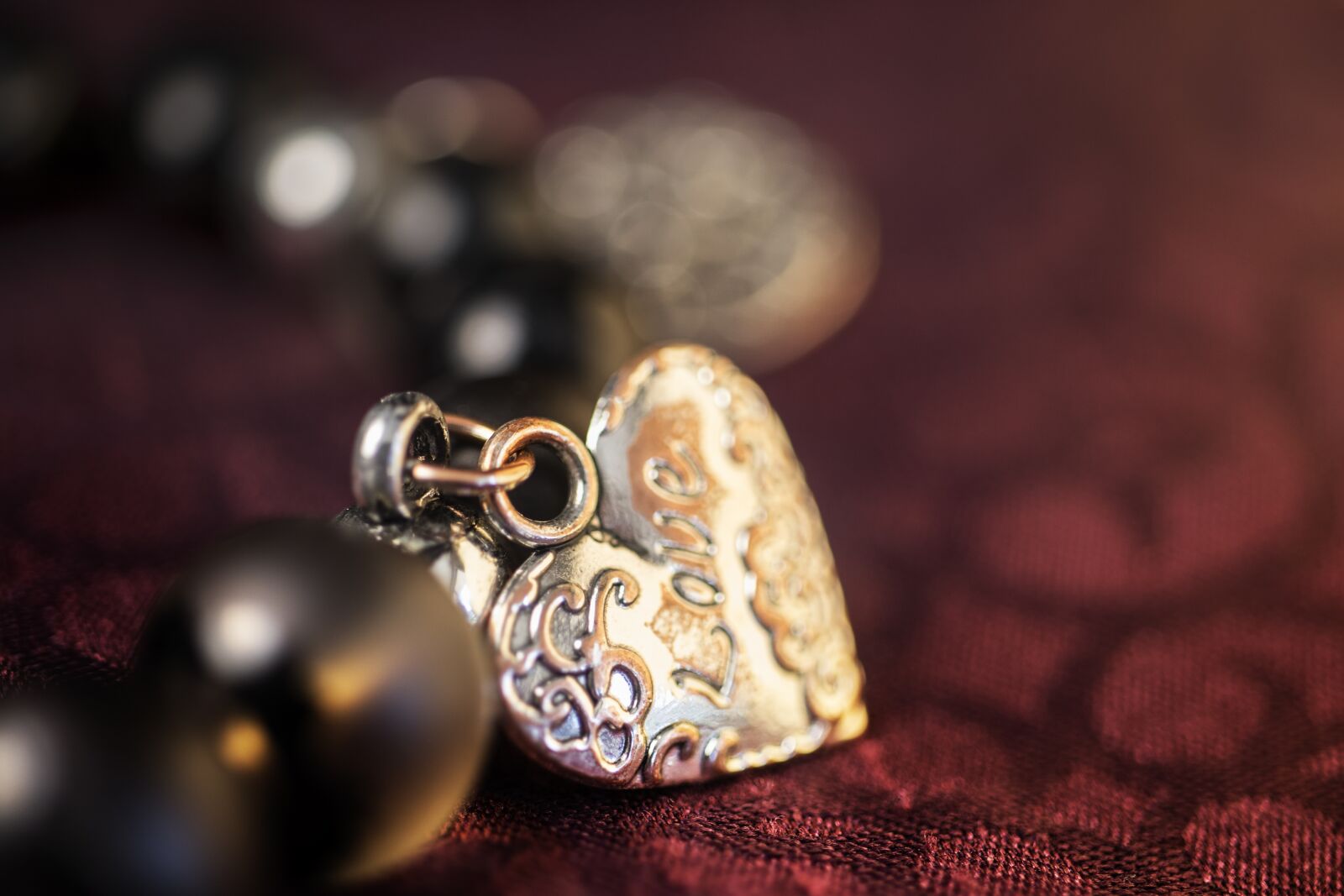 Canon EOS 200D (EOS Rebel SL2 / EOS Kiss X9) sample photo. Jewelry, beauty, heart-shape photography