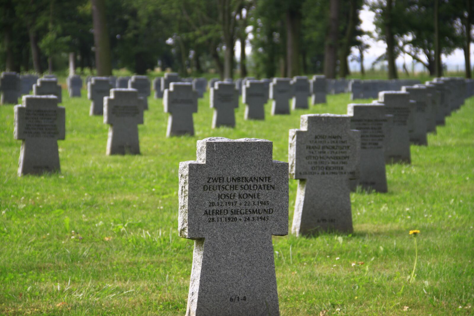 Canon EOS 500D (EOS Rebel T1i / EOS Kiss X3) sample photo. Graves, soldiers graves, cheb photography
