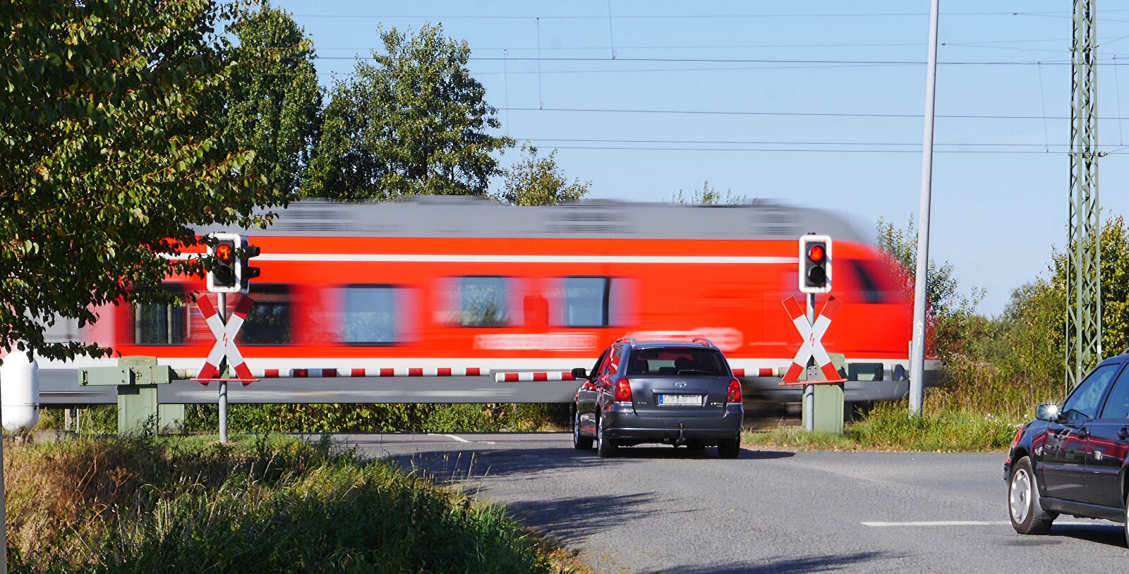 Panasonic Lumix DMC-GH3 sample photo. Level crossing, transit, barriers photography