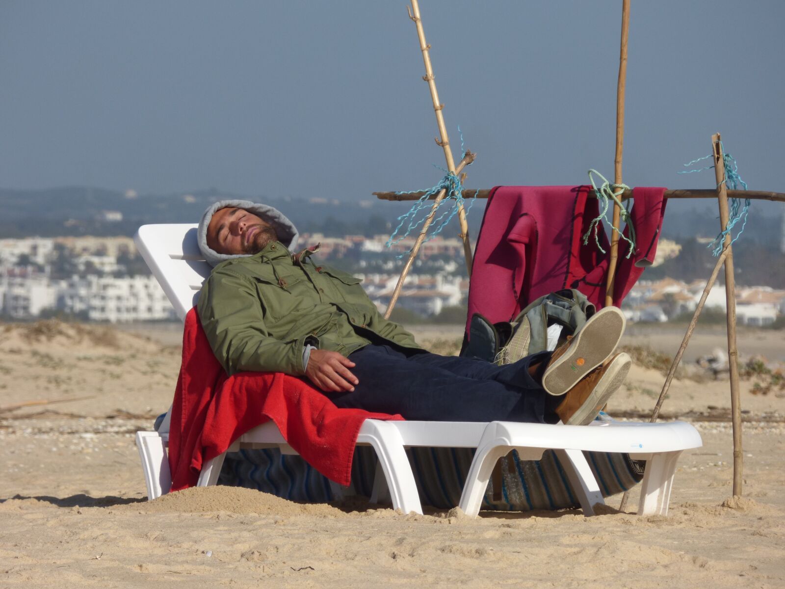 Panasonic DMC-FZ72 sample photo. Sleep, beach, man photography