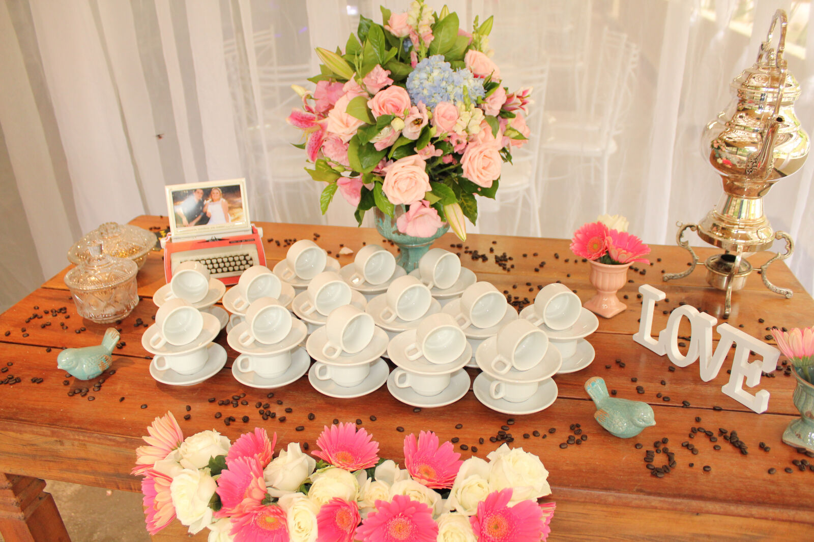 Canon EOS 550D (EOS Rebel T2i / EOS Kiss X4) sample photo. Artificial, flowers, beach, wedding photography