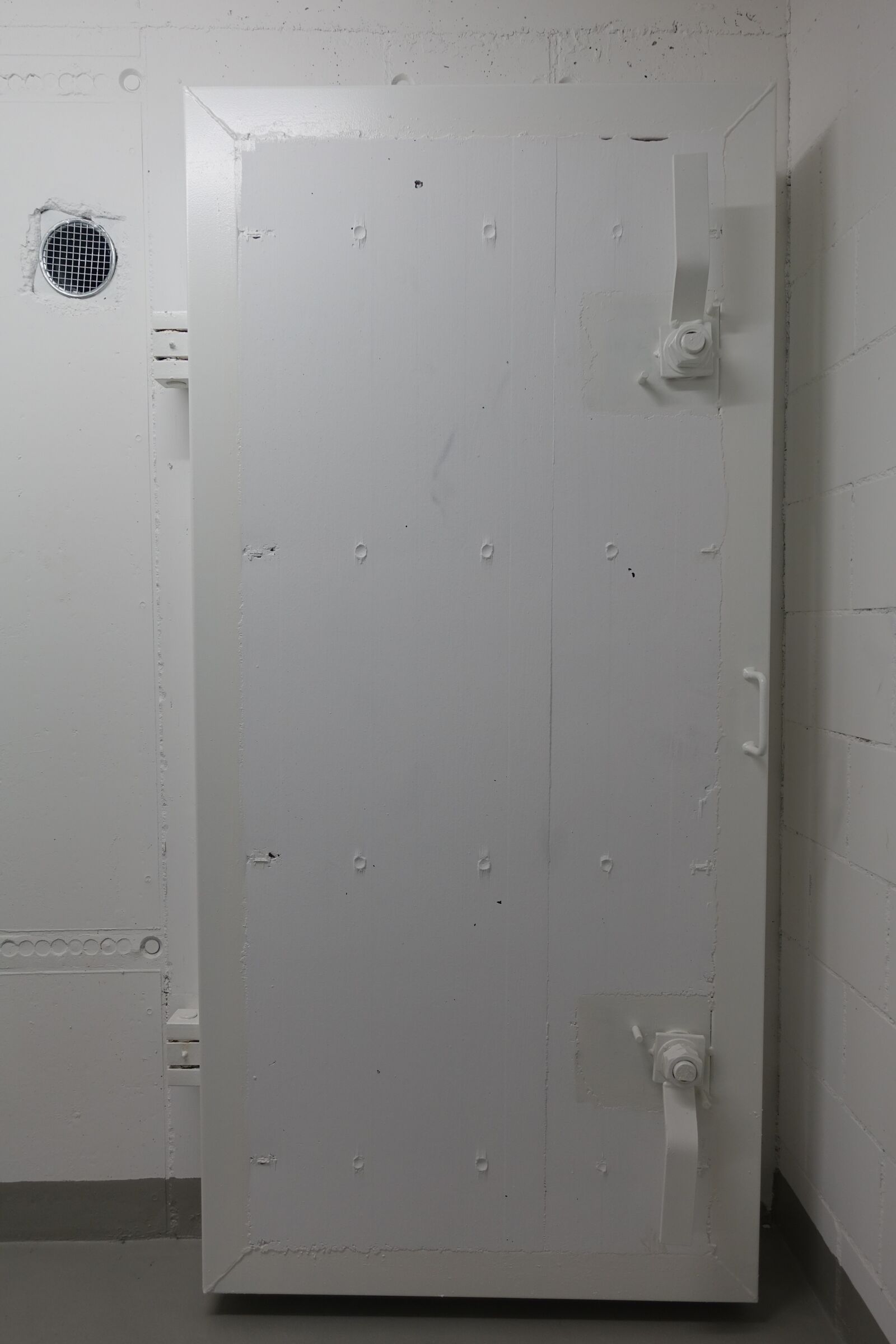 Sony Cyber-shot DSC-RX100 IV sample photo. Vault door, bunker door photography