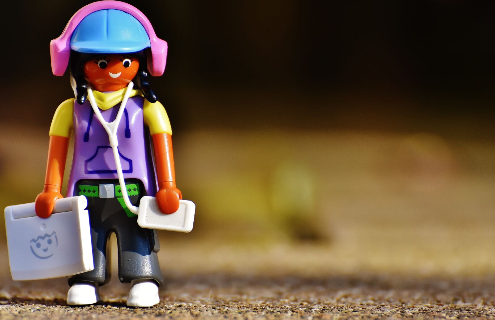 Nikon D7200 sample photo. Figure, laptop, mobile phone photography