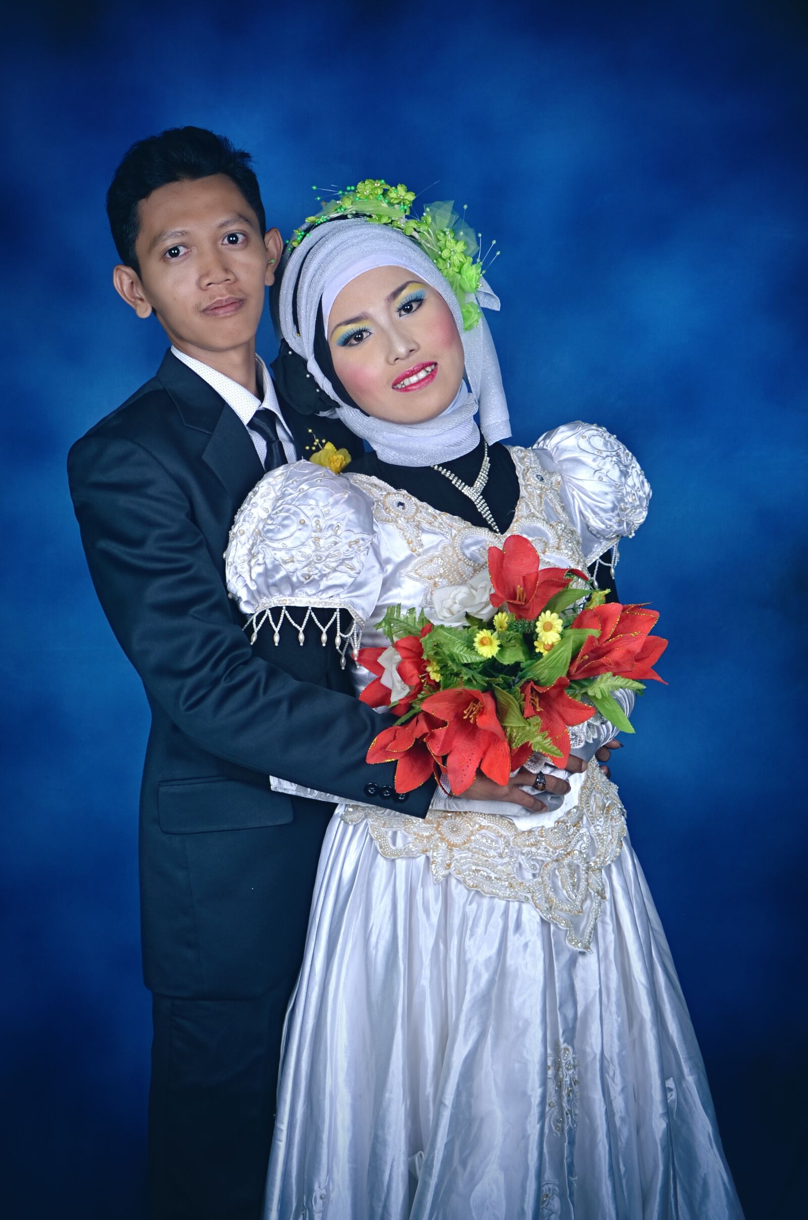 Nikon D7000 sample photo. Pair, bride, lush hillside photography