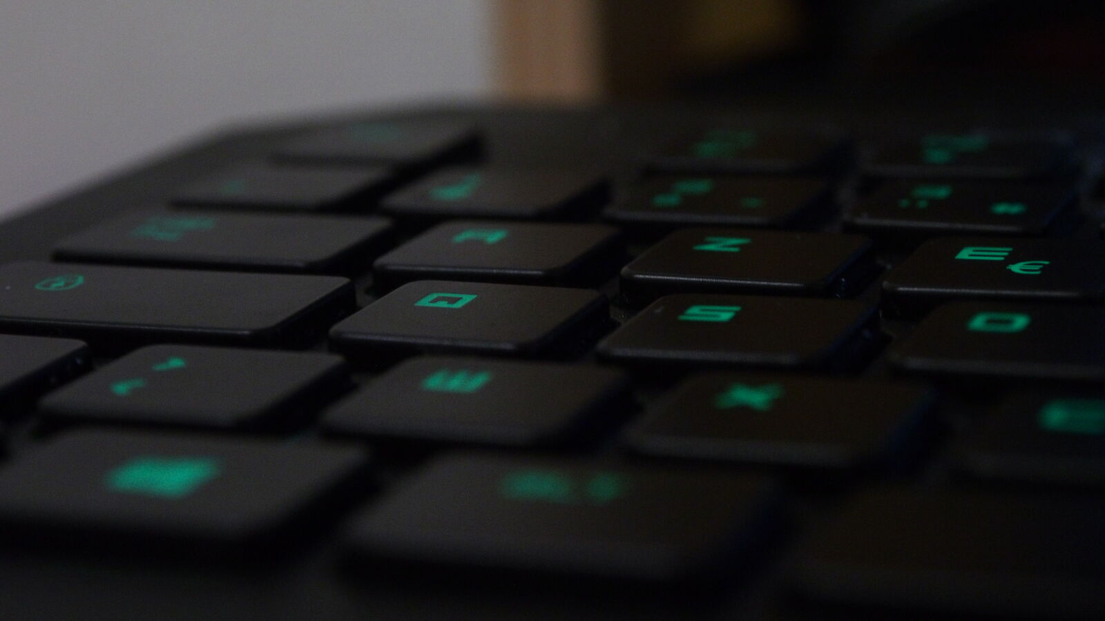 Olympus OM-D E-M5 sample photo. Computer, gaming, green, keyboard photography