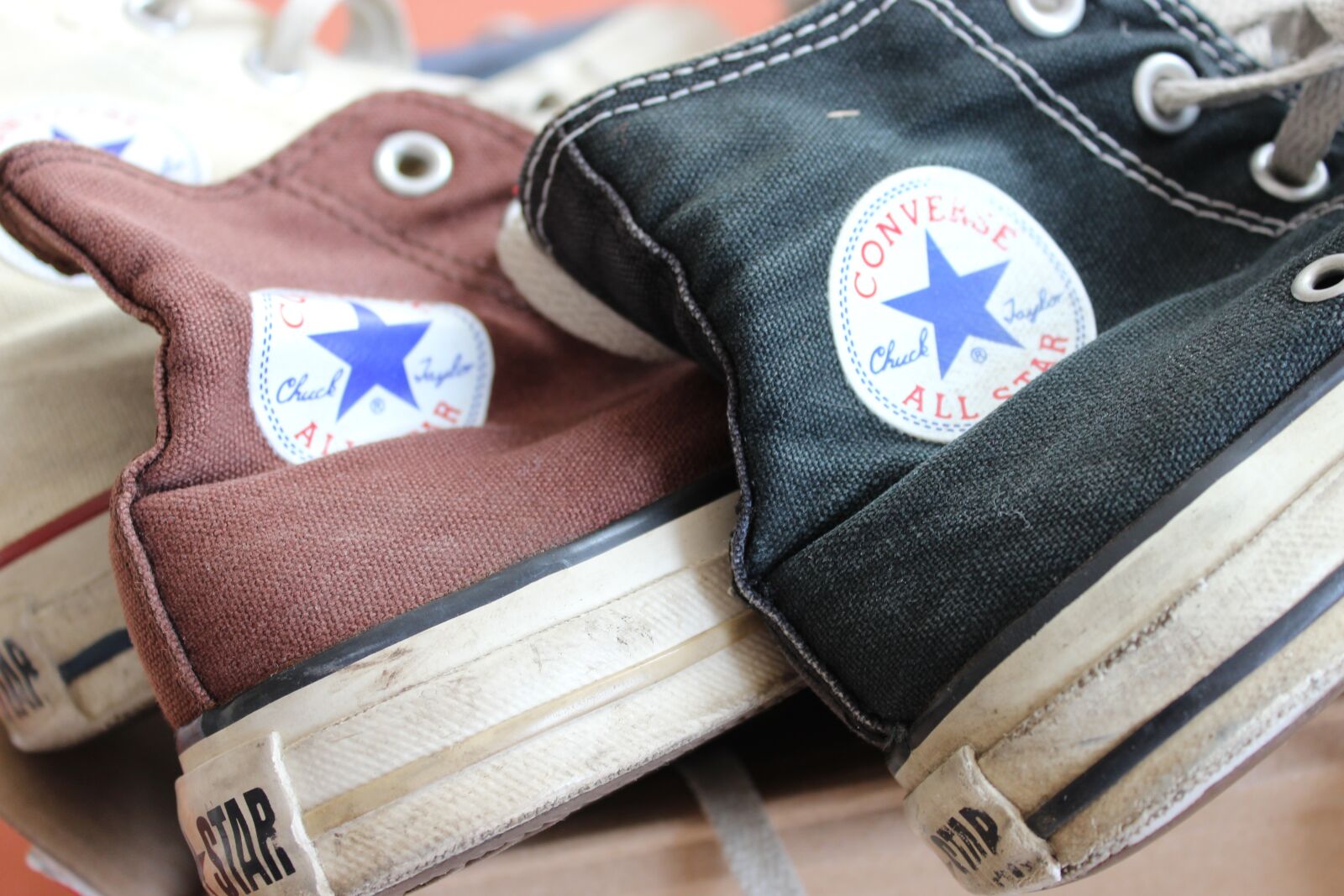 Canon EOS 600D (Rebel EOS T3i / EOS Kiss X5) sample photo. Converse, sneakers, shoe photography