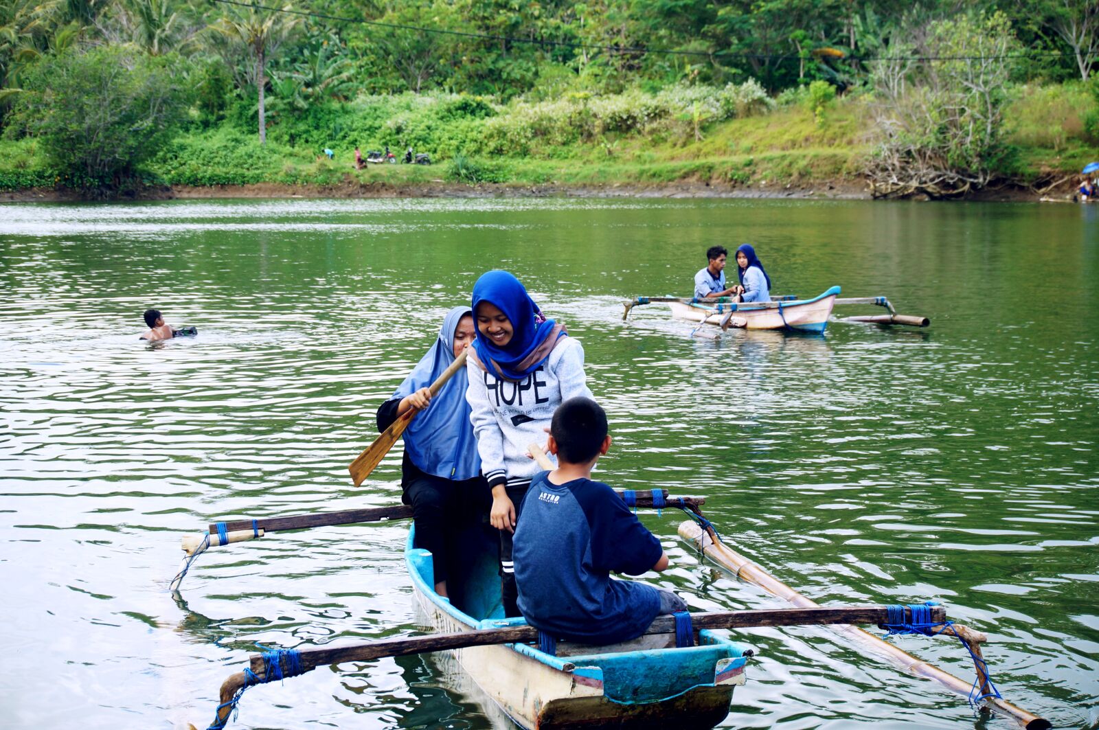 Sony Alpha NEX-F3 + Sony E 16-50mm F3.5-5.6 PZ OSS sample photo. Lake, water, cheerful photography