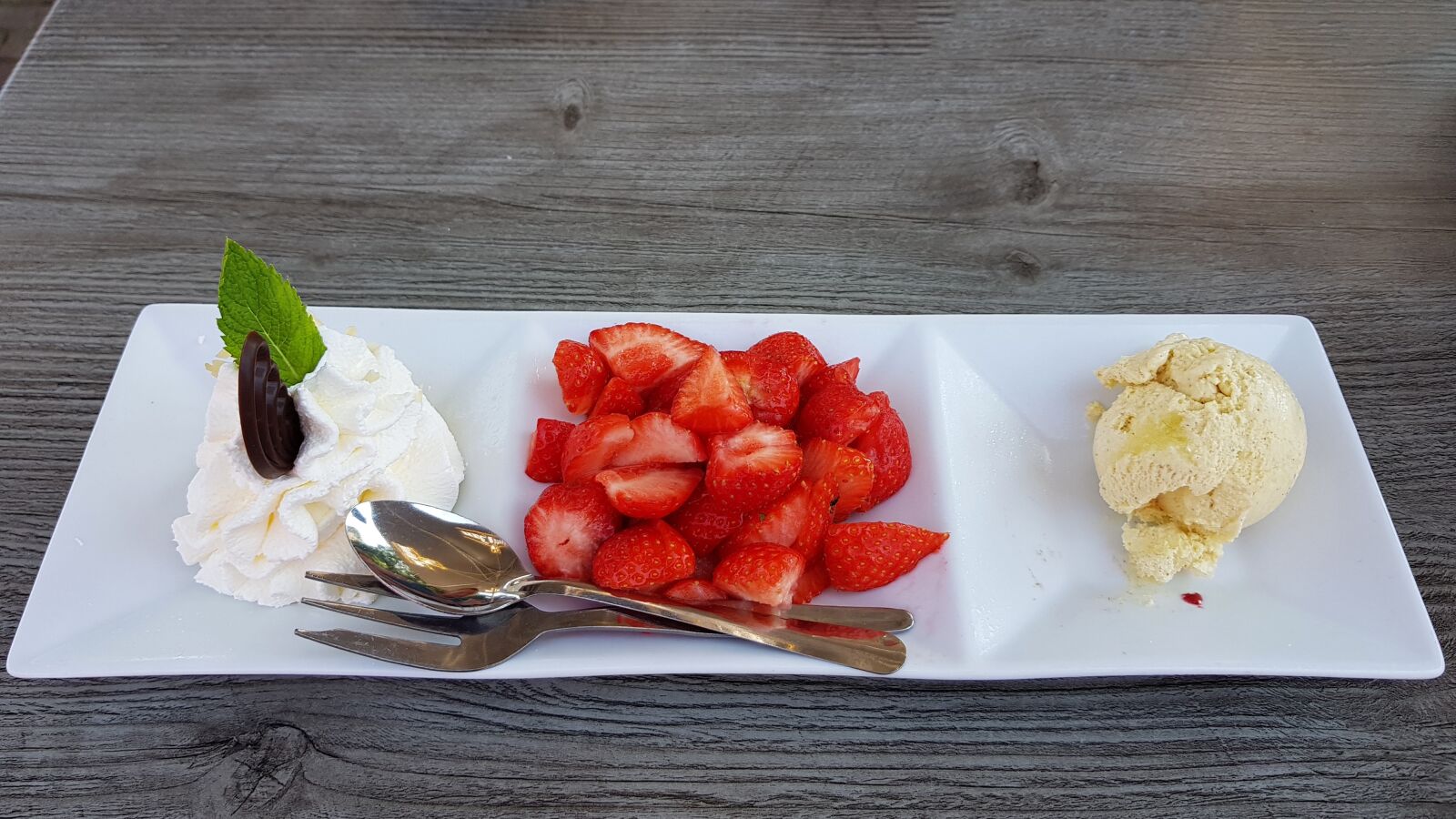 Samsung Galaxy S8+ sample photo. Dessert, strawberries, ice photography