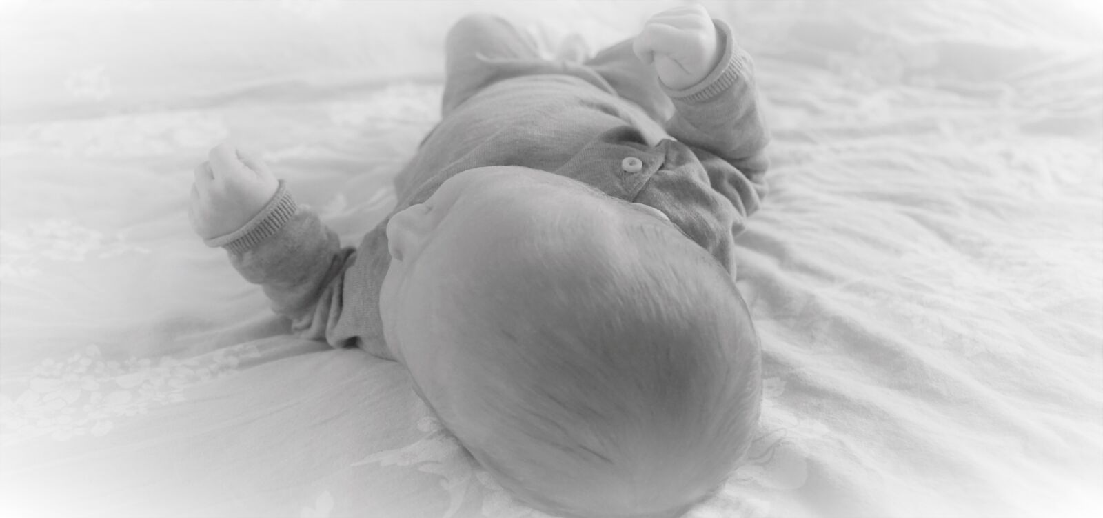 Sony E 18-200mm F3.5-6.3 OSS LE sample photo. Newborn, baby, infant photography