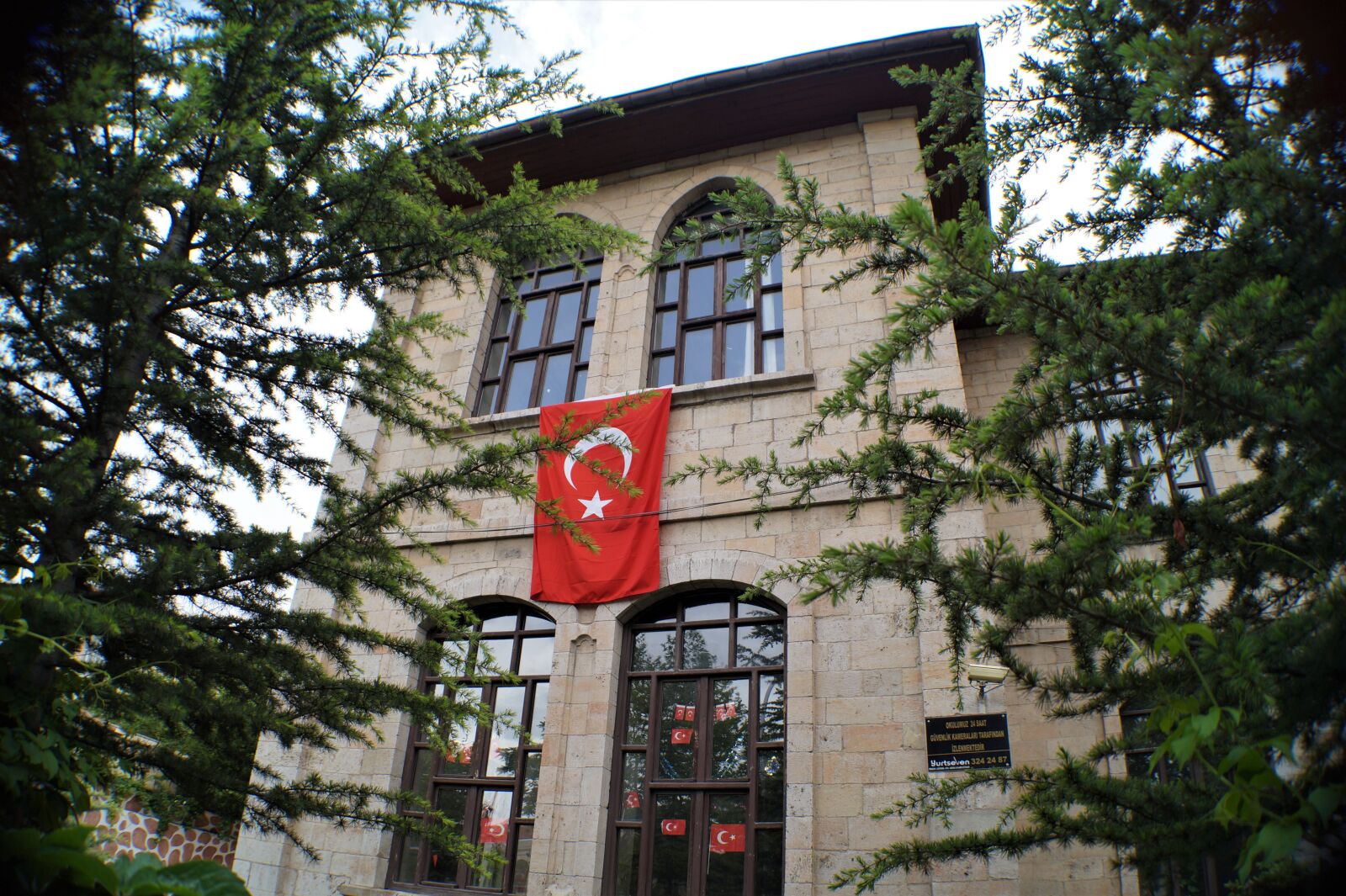 Sony DT 18-55mm F3.5-5.6 SAM II sample photo. Turkish flag, building, architecture photography