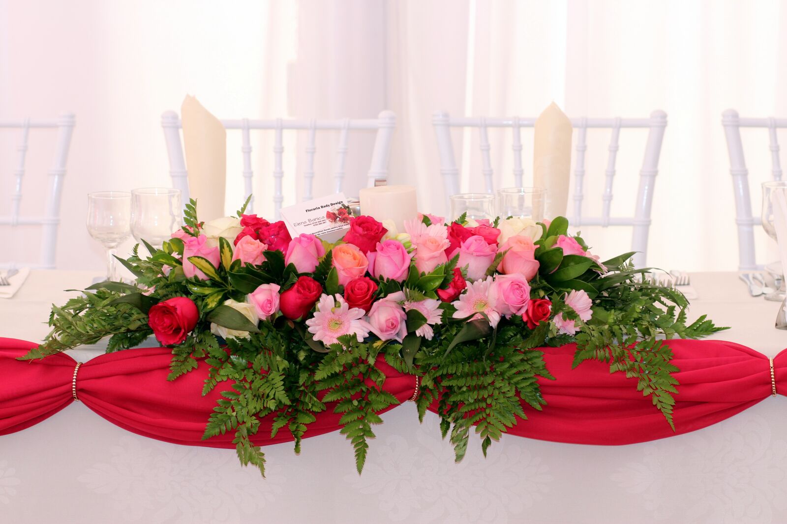 Canon EOS 700D (EOS Rebel T5i / EOS Kiss X7i) + Canon EF 85mm F1.8 USM sample photo. Roses, flowers, table photography