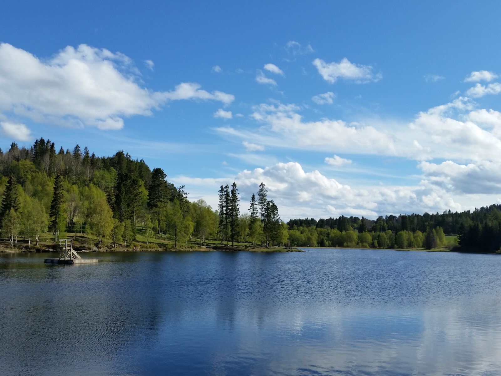 Samsung Galaxy S5 sample photo. In the foreground, lake photography
