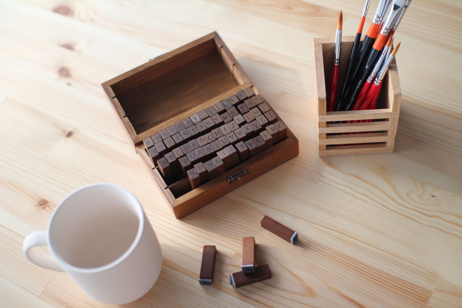 Canon EOS 600D (Rebel EOS T3i / EOS Kiss X5) sample photo. Desk, seal, pencil arrangement photography
