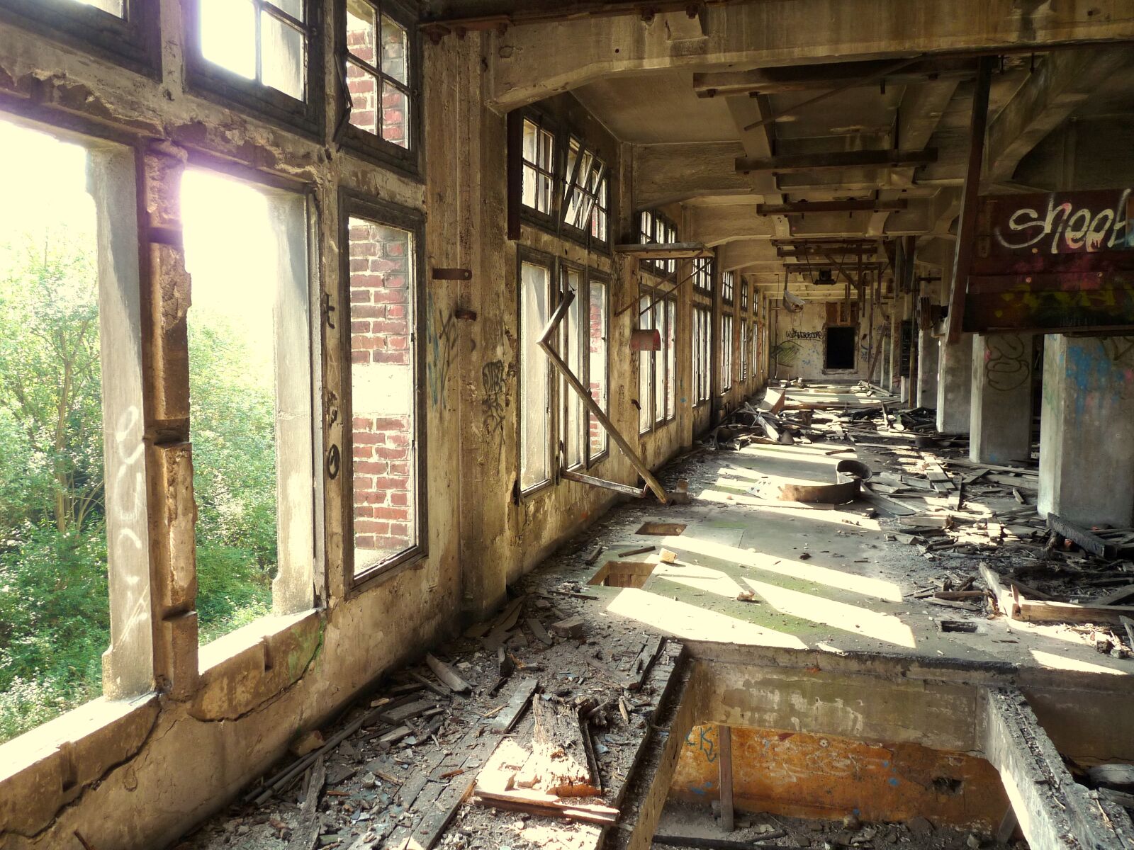 Panasonic Lumix DMC-FZ28 sample photo. Urbex, ruin, window photography