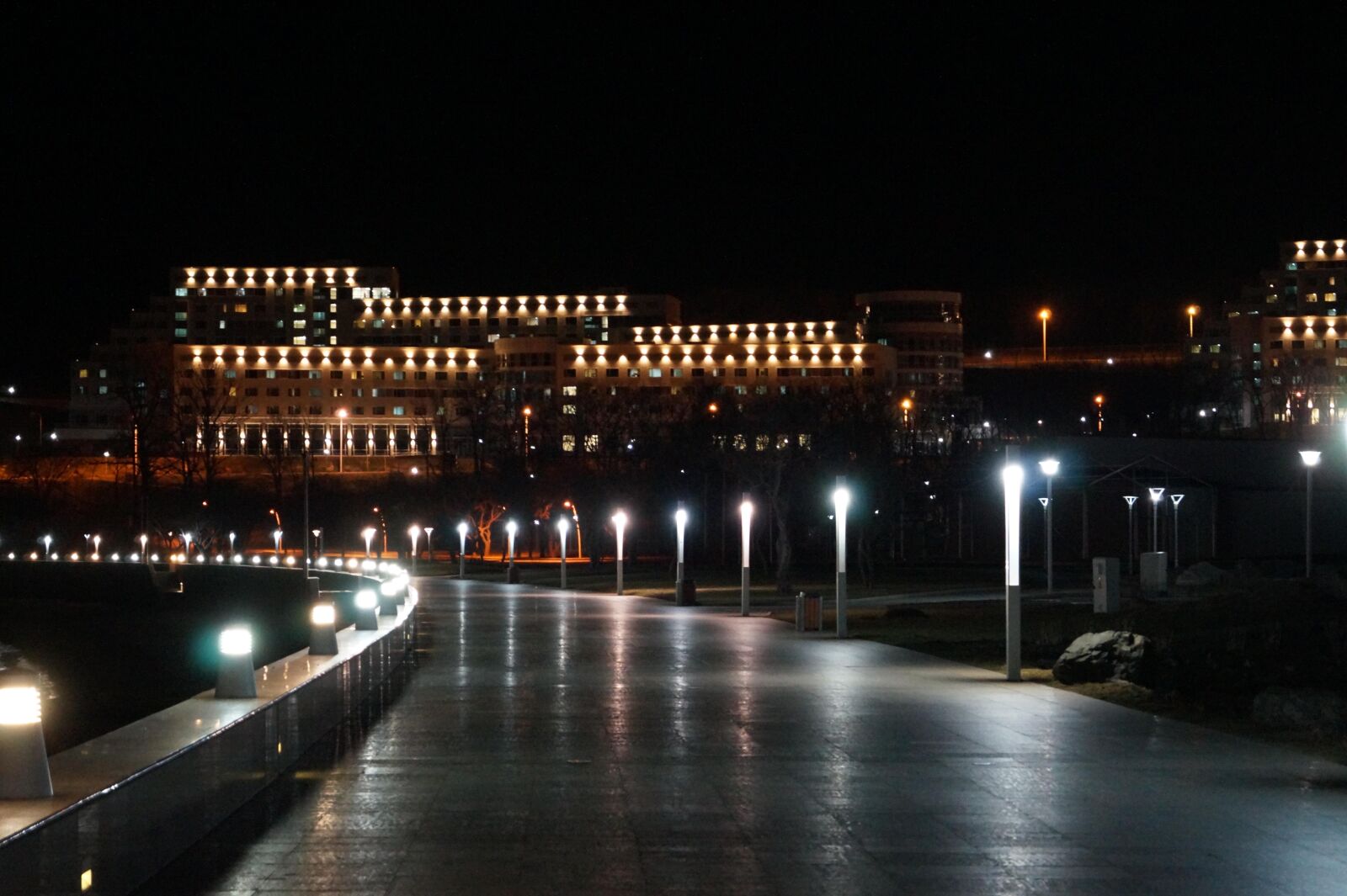 Sony DT 18-55mm F3.5-5.6 SAM II sample photo. Campus, university photography