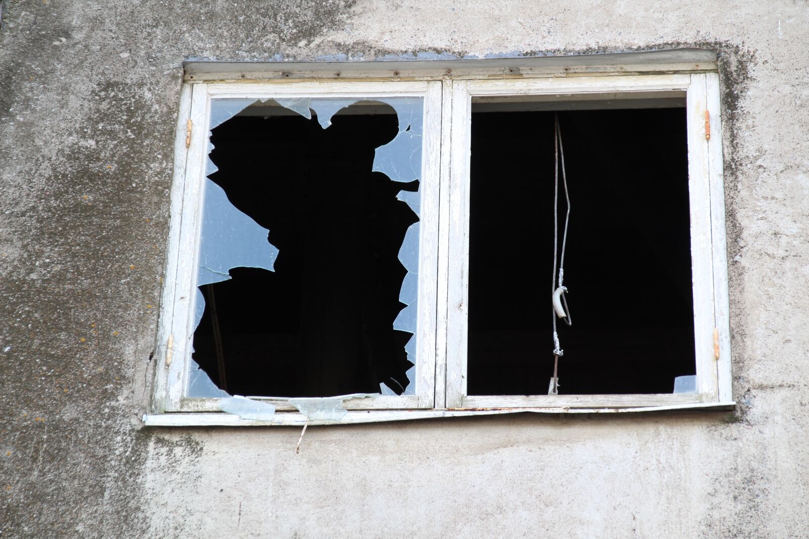 Canon EOS 1300D (EOS Rebel T6 / EOS Kiss X80) + Canon TS-E 90mm F2.8 Tilt-Shift sample photo. Window, broken, abandoned photography