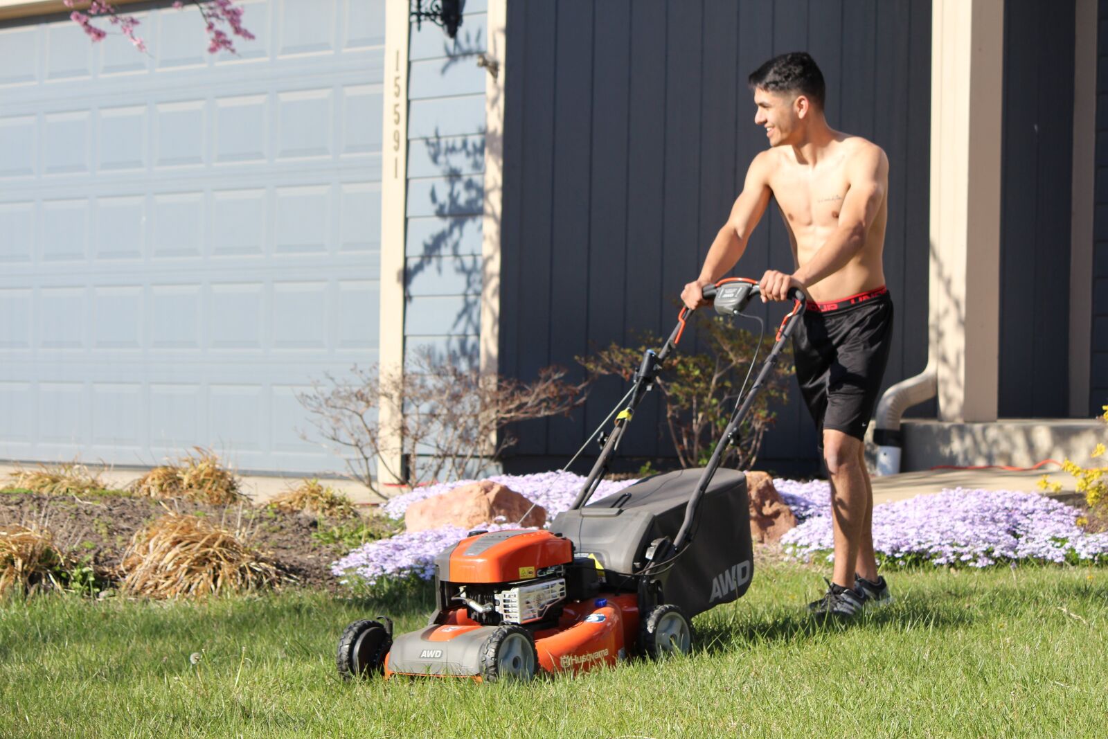 Canon EOS 650D (EOS Rebel T4i / EOS Kiss X6i) + Canon EF-S 55-250mm F4-5.6 IS II sample photo. Lads, mowing, shirtless photography