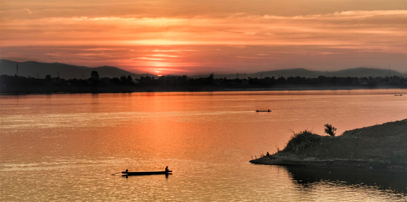 Sony a7R II + Sony FE 70-300mm F4.5-5.6 G OSS sample photo. Dusk, mekong, river photography