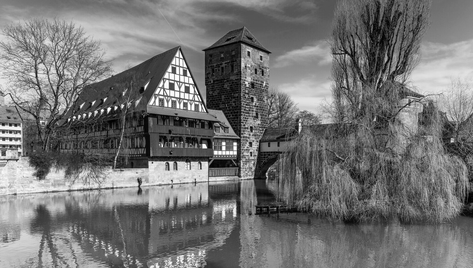 Canon EF 16-35mm F4L IS USM sample photo. Nuremberg, swiss francs, historic photography