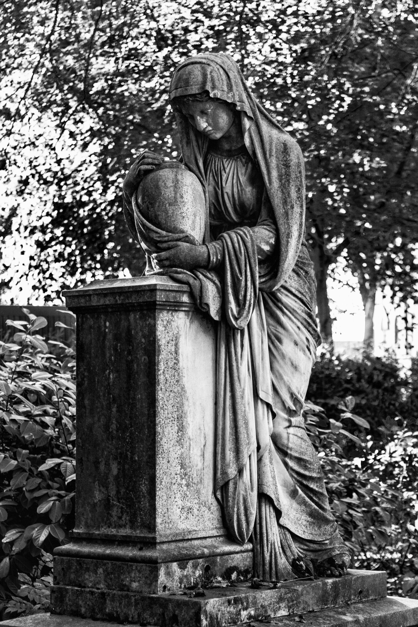 Canon EOS 600D (Rebel EOS T3i / EOS Kiss X5) + Canon EF 28-105mm f/3.5-4.5 USM sample photo. Bonn, old cemetery, tomb photography