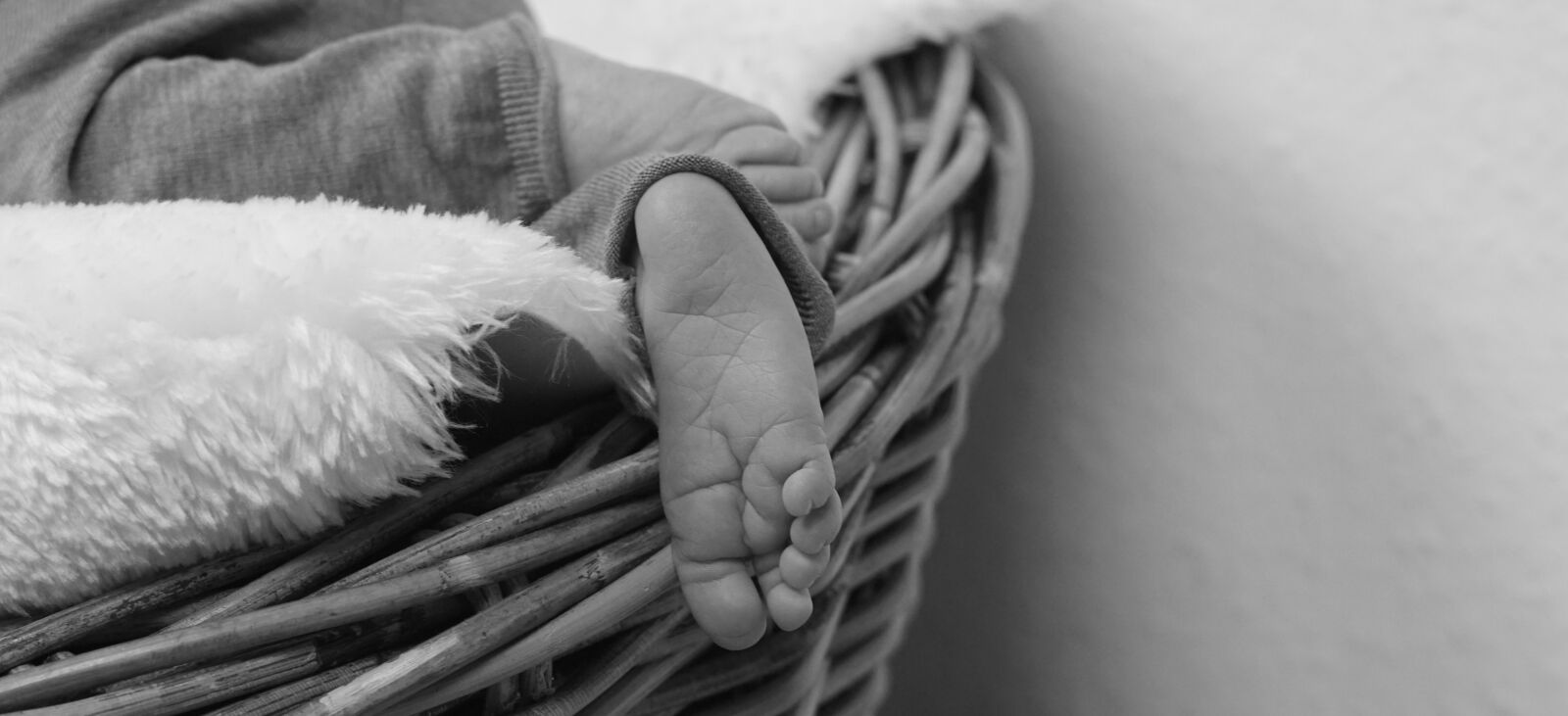 Sony FE 50mm F1.8 sample photo. Baby feet, newborn, baby photography