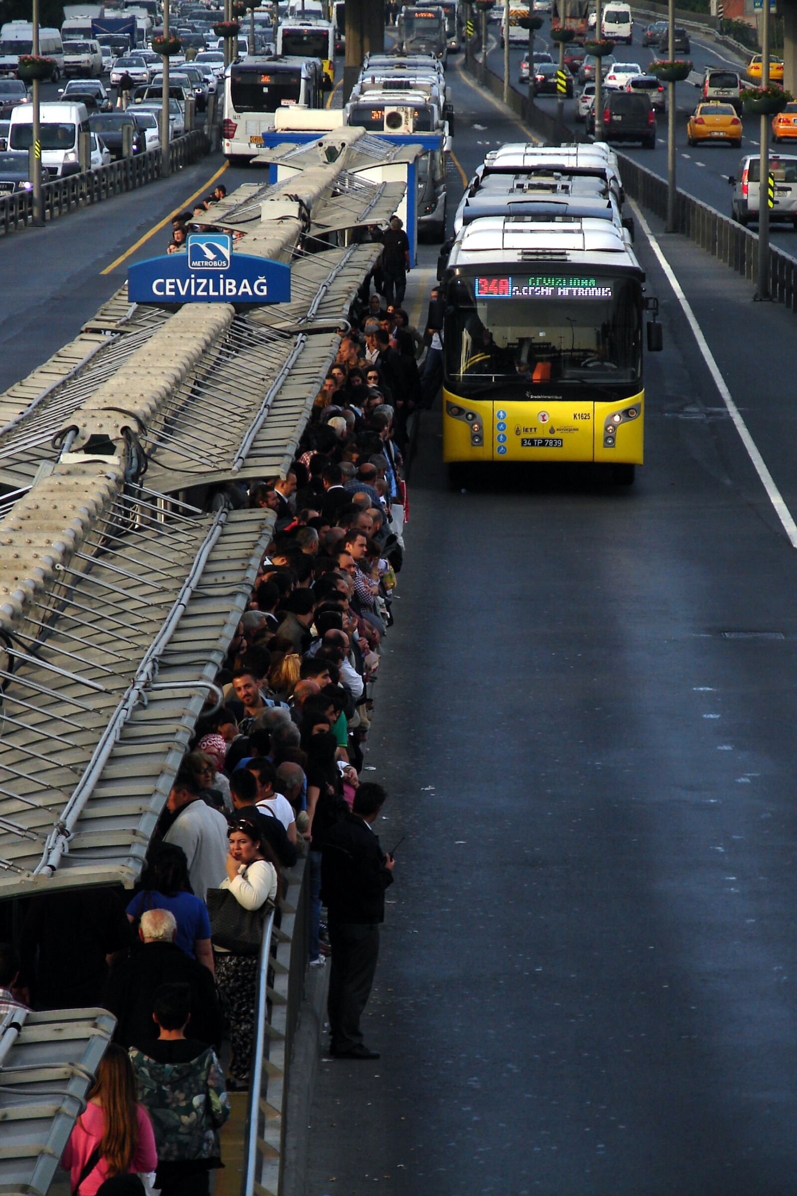 Sony DSC-H1 sample photo. Istanbul, the crowd, bus photography