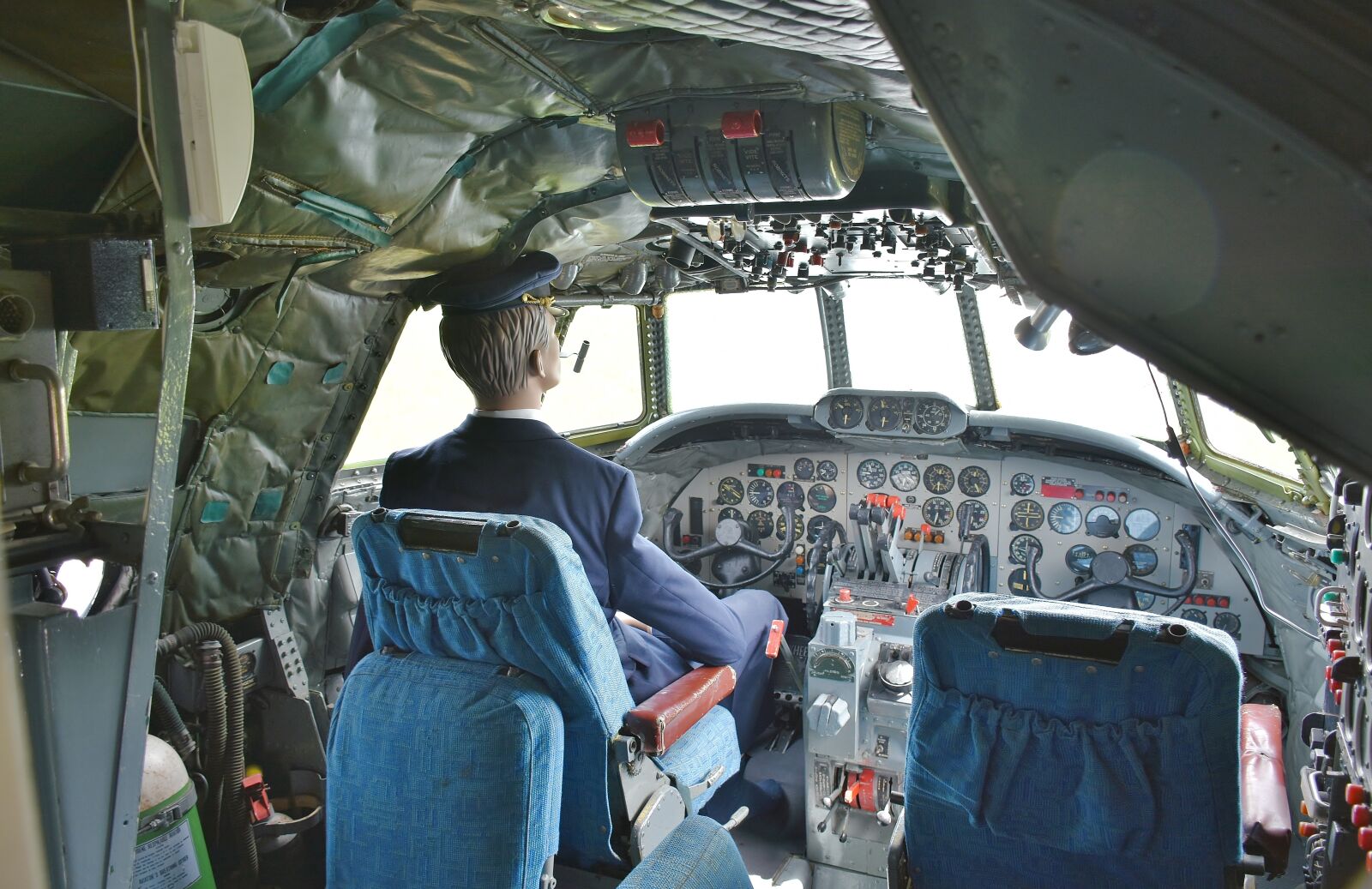 Nikon D7200 sample photo. Vintage aircraft, cockpit, captain photography