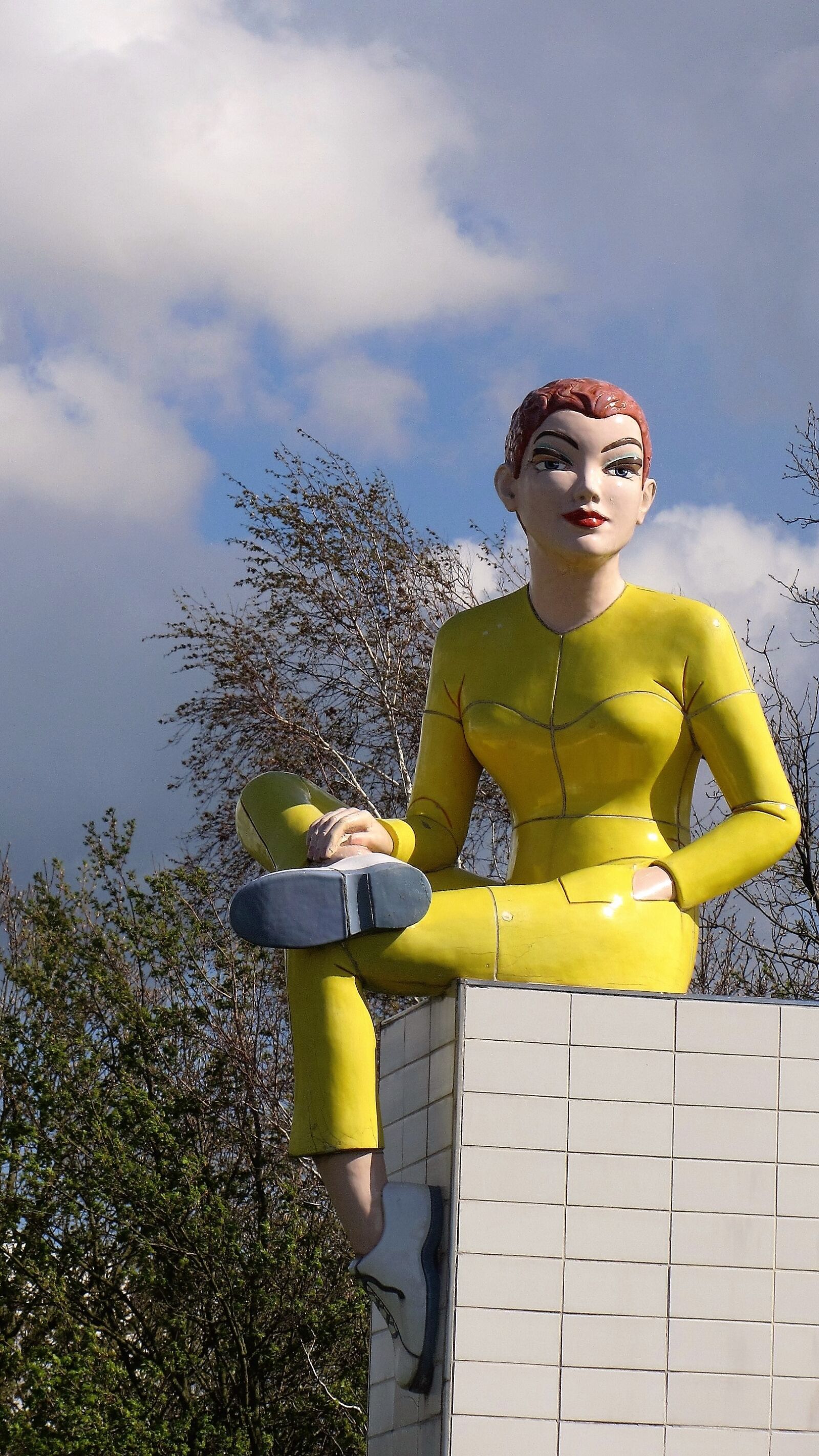 Canon PowerShot SX220 HS sample photo. Image, beautiful woman, yellow photography