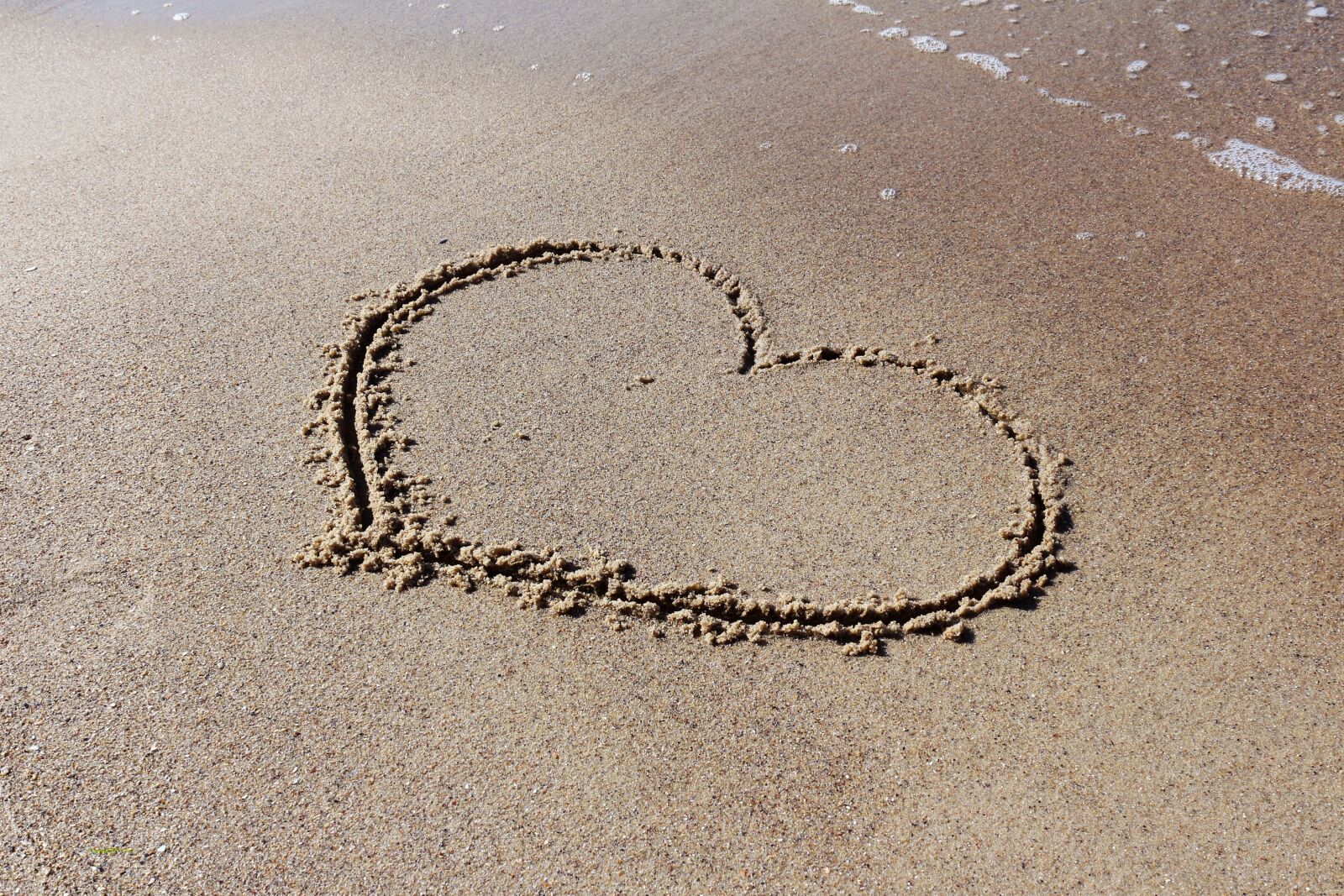 Canon EOS 650D (EOS Rebel T4i / EOS Kiss X6i) sample photo. Sea, heart, sand photography