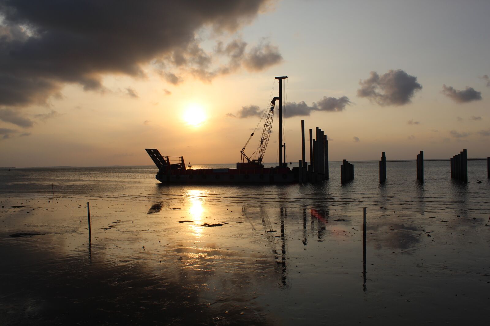 Canon EOS 4000D (EOS Rebel T100 / EOS 3000D) sample photo. Boat, sunset, sea photography