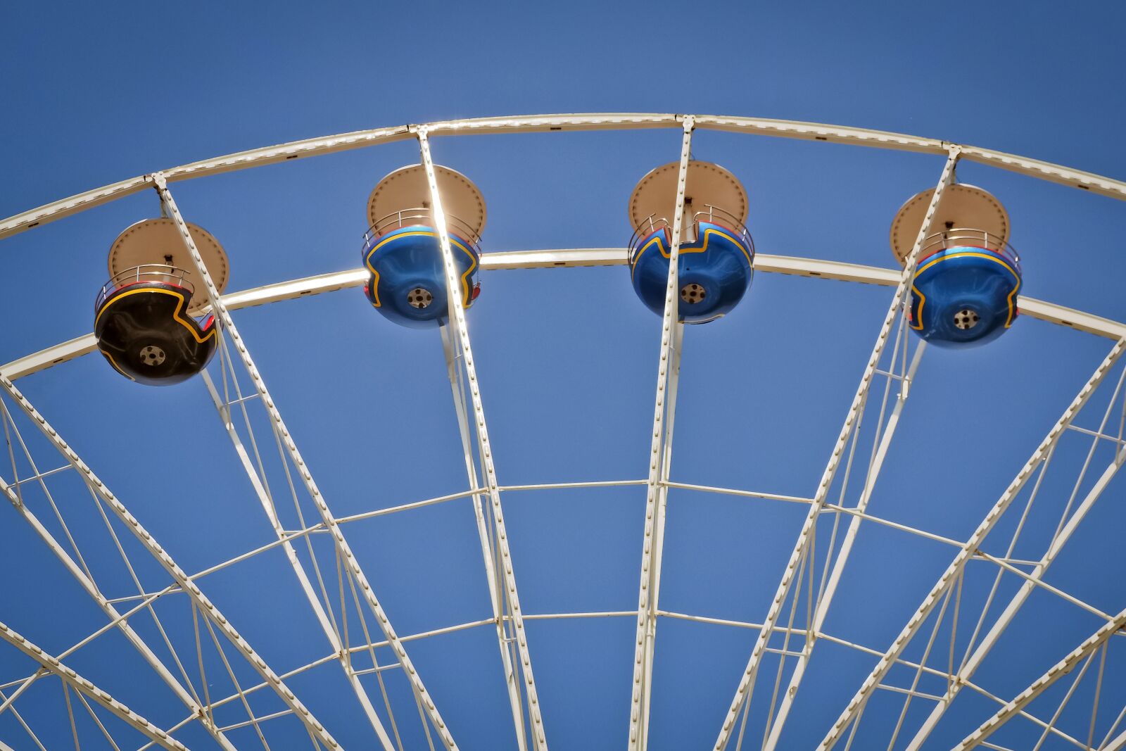 Olympus OM-D E-M10 sample photo. Sky, wheel, steel photography