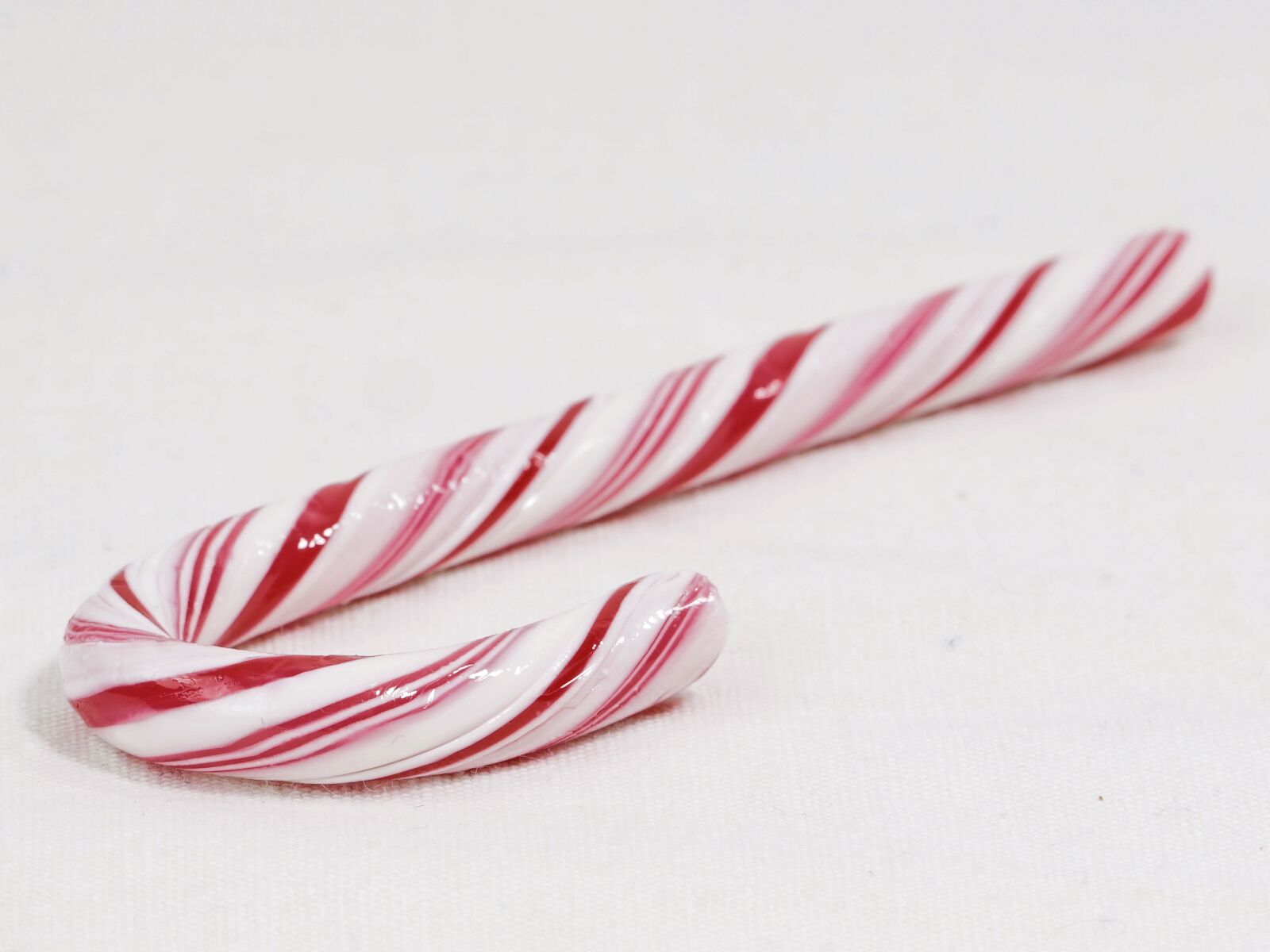 Sony a6000 + Sony FE 85mm F1.8 sample photo. Candy cane, christmas, red photography