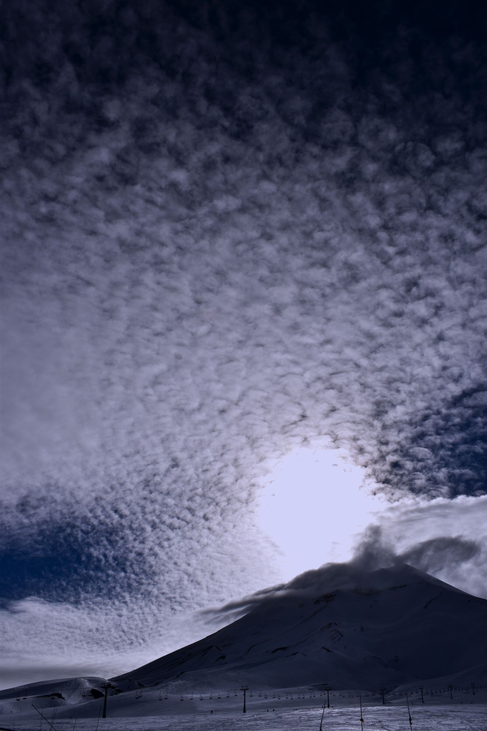 Nikon D5500 sample photo. Crepusculo, volcano, clouds photography