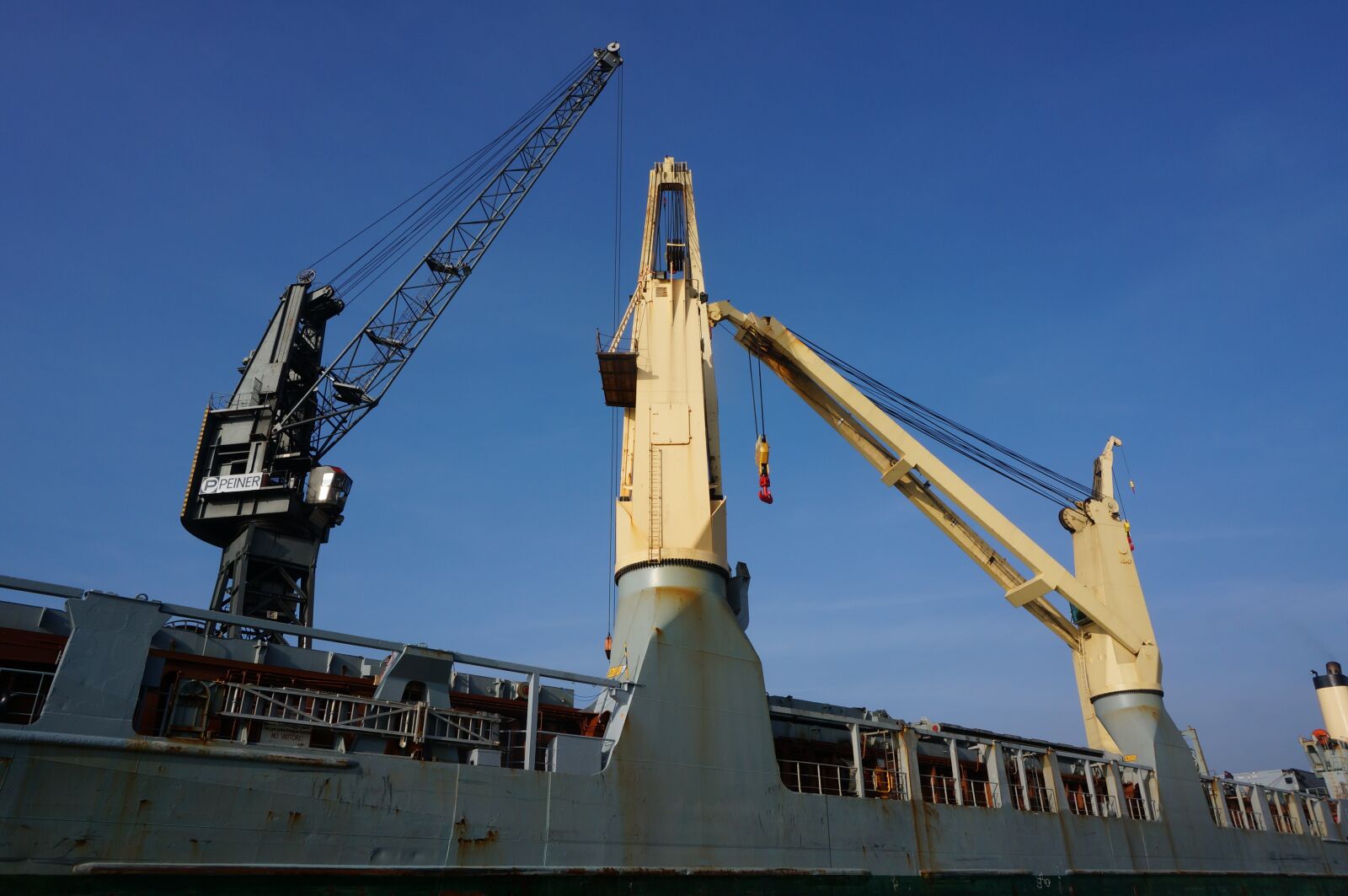 Sony Alpha NEX-5T sample photo. Port, crane, envelope photography