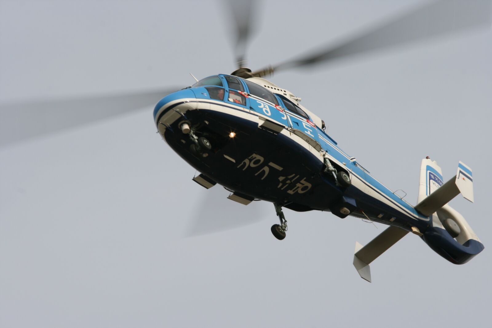 Canon EOS 400D (EOS Digital Rebel XTi / EOS Kiss Digital X) sample photo. Helicopter, firefighters, flying photography