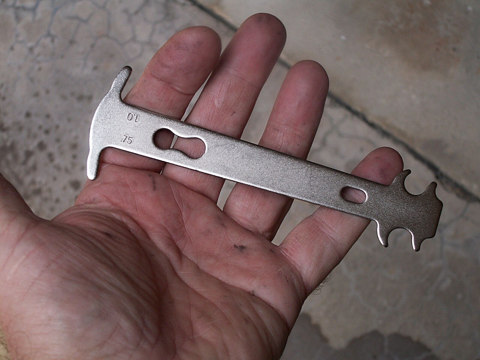 KONICA MINOLTA DiMAGE Z3 sample photo. Measure chain, tool, hand photography