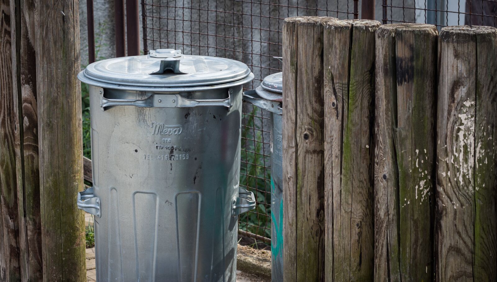 Canon EOS 700D (EOS Rebel T5i / EOS Kiss X7i) + Canon EF 50mm F1.8 STM sample photo. Bin, wooden fence, waste photography