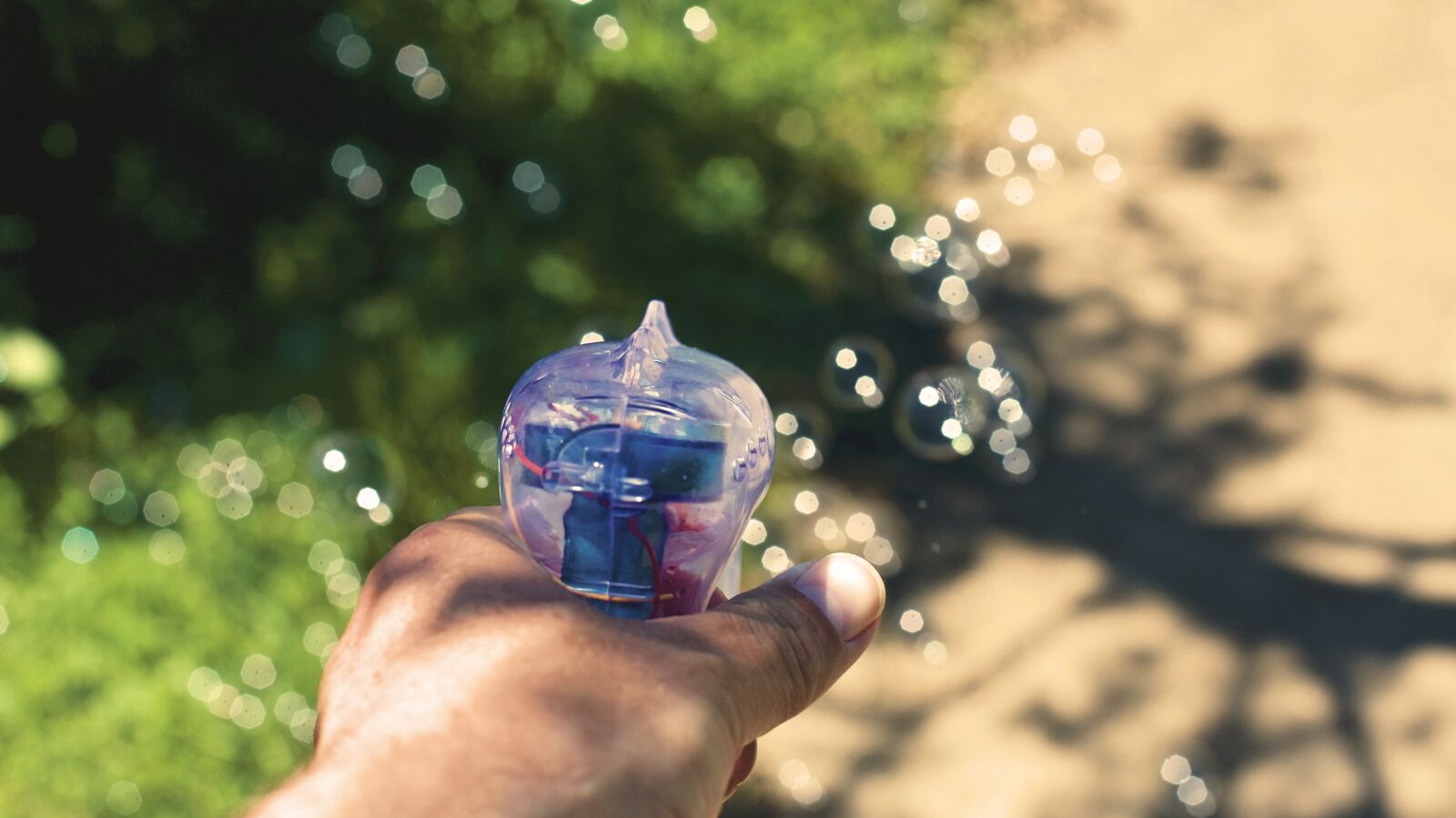 Canon EOS 6D + Canon EF 50mm F1.4 USM sample photo. People, hand, bubbles photography