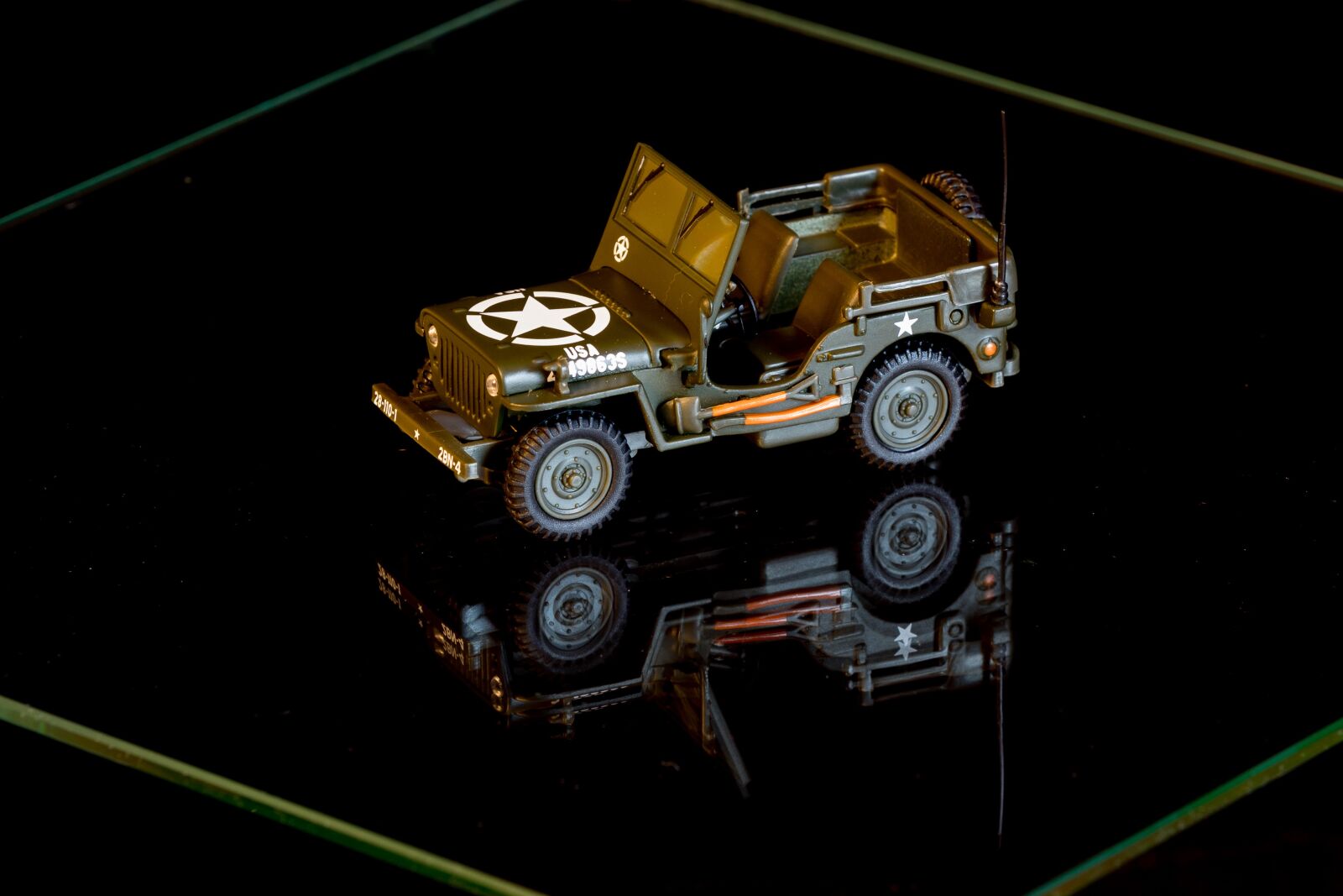 Canon EOS 5D Mark IV sample photo. Mirroring, glass, black photography